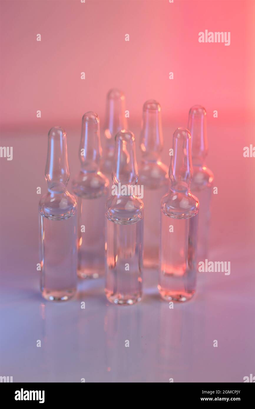 Injektionslösung. biorevitalisierungsbehandlung, Mesotherapie-Lösung. Biotechnologie und Wissenschaft. Medizin und Pharmakologie.Transparente Apmules in Stockfoto