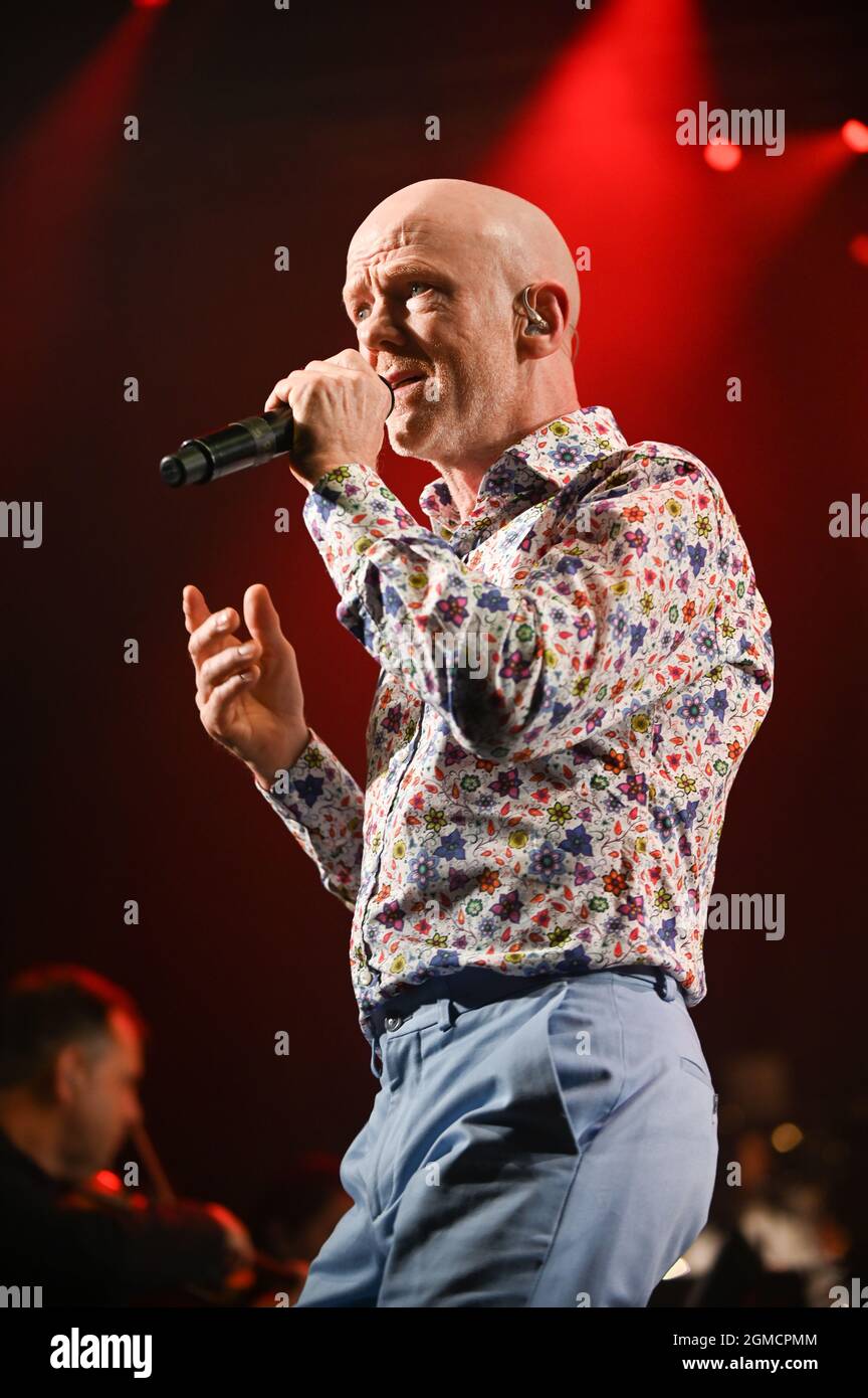 Jimmy Sommerville mit Auftritt bei , Klassisches Konzert der 80er Jahre , Leeds Millenium Square , Großbritannien , 10.09.2021 Stockfoto