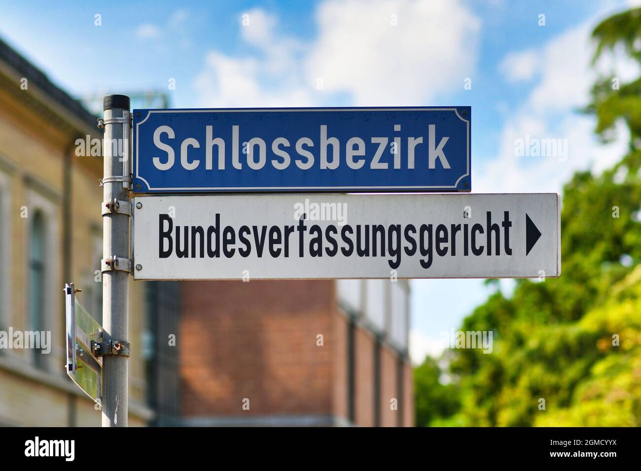 Zeichen, das auf das Bundesverfassungsgericht in Deutschland hinweist, heißt „Bundesverfassungsgericht“ in Karlsruhe Stockfoto