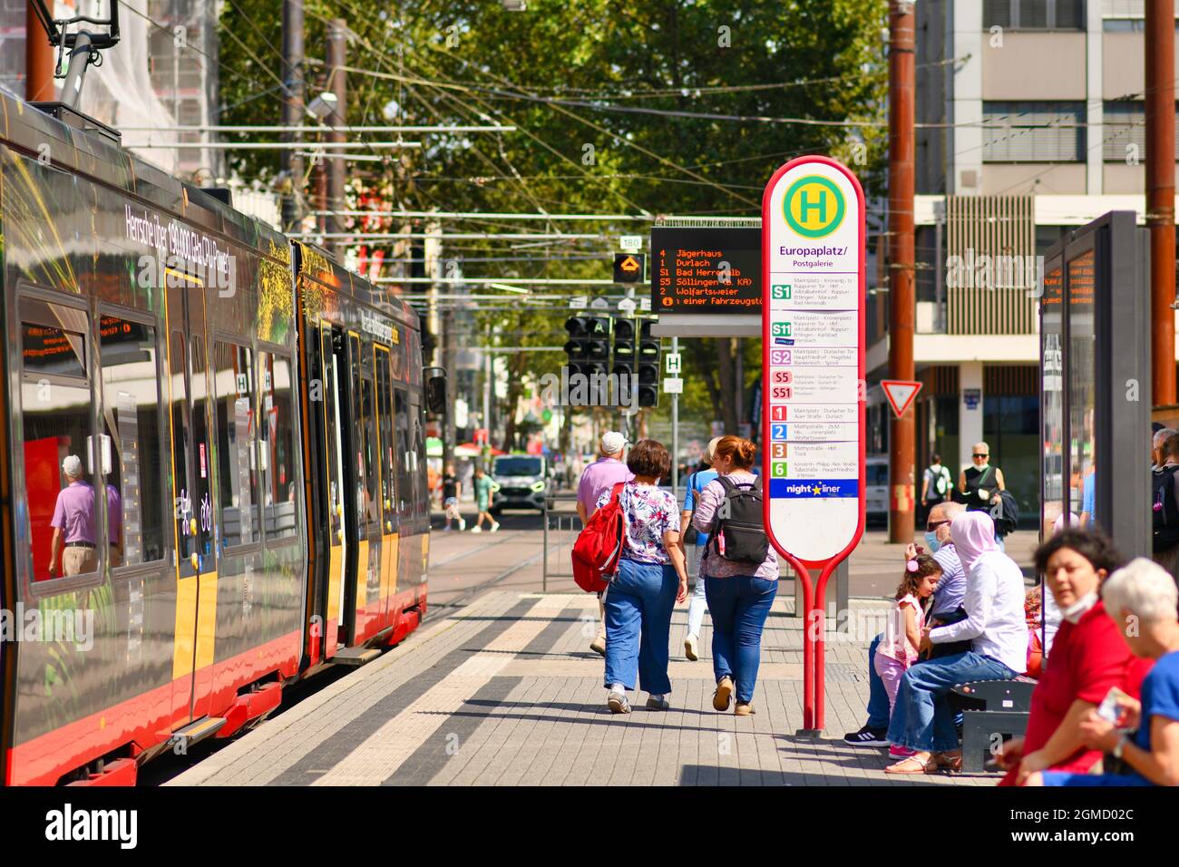 Karlsruhe, Deutschland - August 2021: Stadtplatz Europaplatz mit Straßenbahnhaltestelle Stockfoto