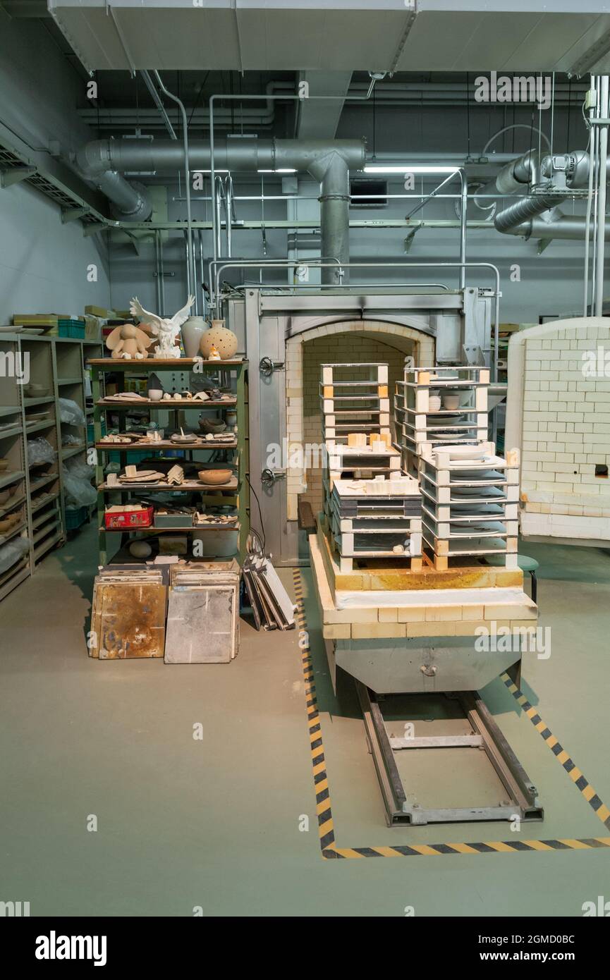 Töpferofen und Arbeitsstation im Craft Center im Noritake Museum in Nagoya. Stockfoto