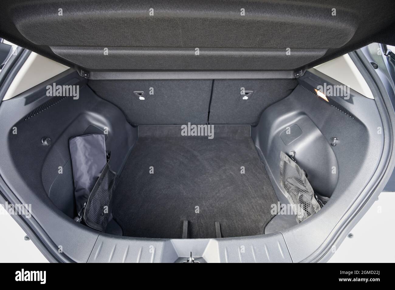 Weiche dunkle Auto epty Kofferraum in Elektro-Fahrzeug Stockfoto