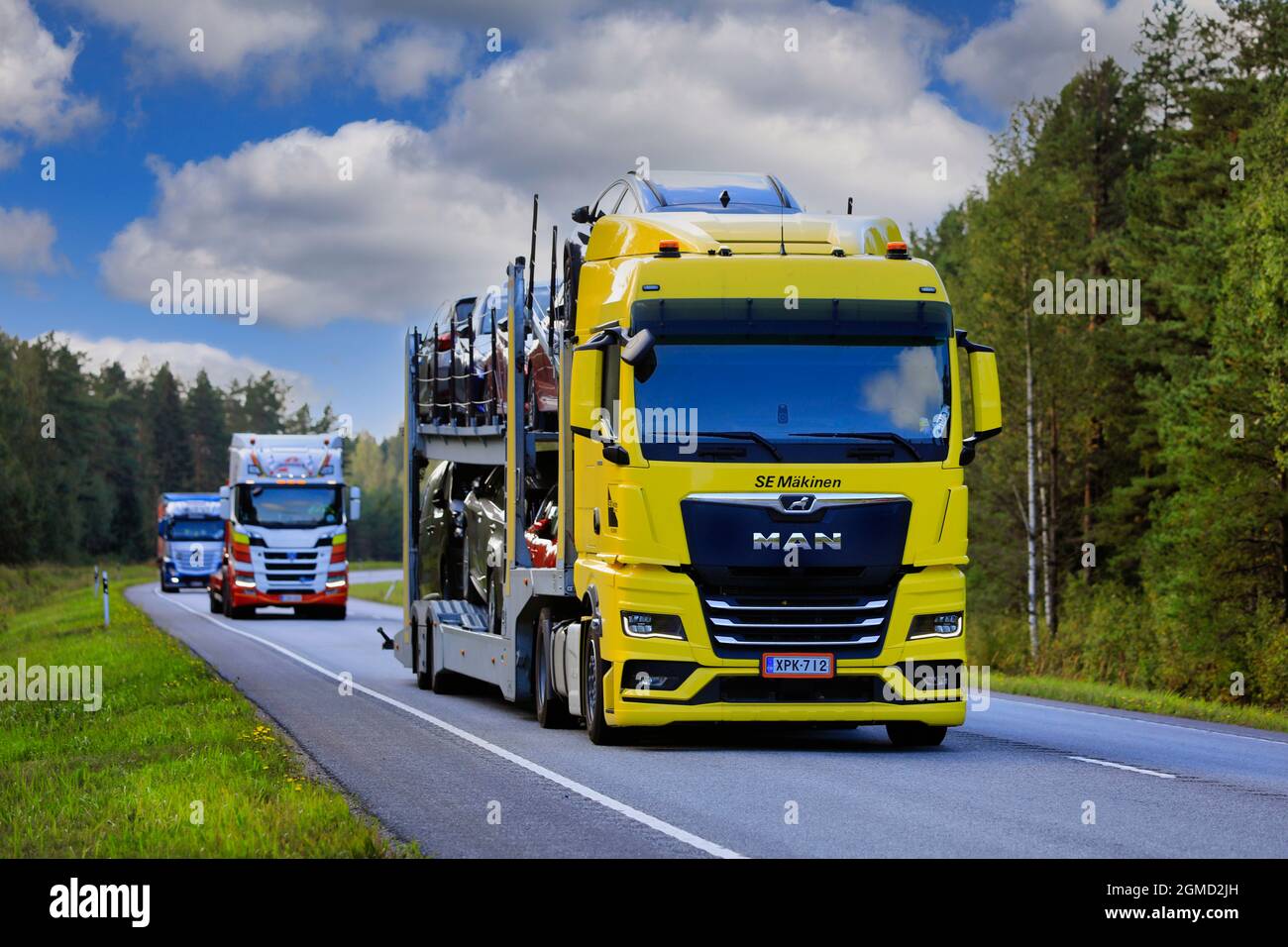 Der neue MAN TGX-Autotransporter transportiert Fahrzeuge im schweren Straßenverkehr an einem Herbsttag. Raasepori, Finnland. 9. September 2021. Stockfoto