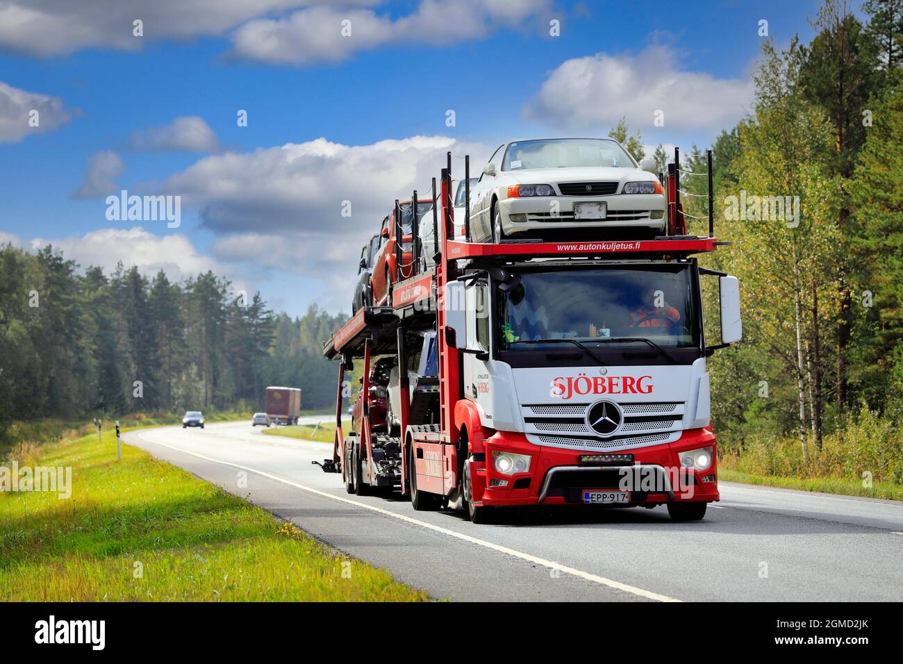 Mercedes-Benz Transporter-Lkw Sjoberg Autonkuljetus Oy schleppt an einem sonnigen Herbsttag Autos auf der Straße 25. Raasepori, Finnland. 9. September 2021. Stockfoto