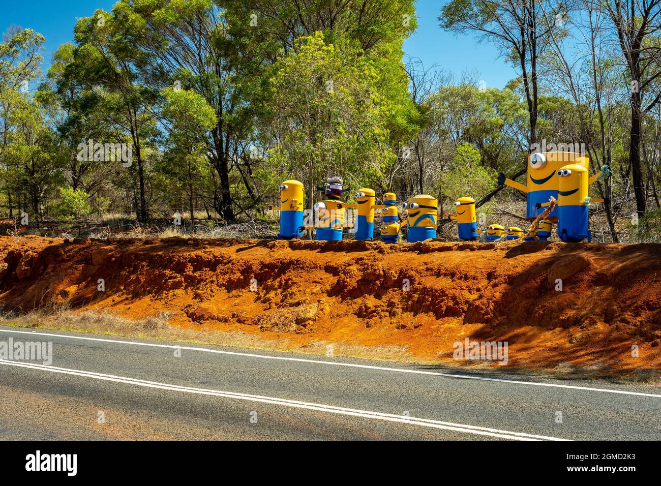 Queensland Outback, Australien - Straßenbild von Minions - eine beliebte Comic-Figur Stockfoto