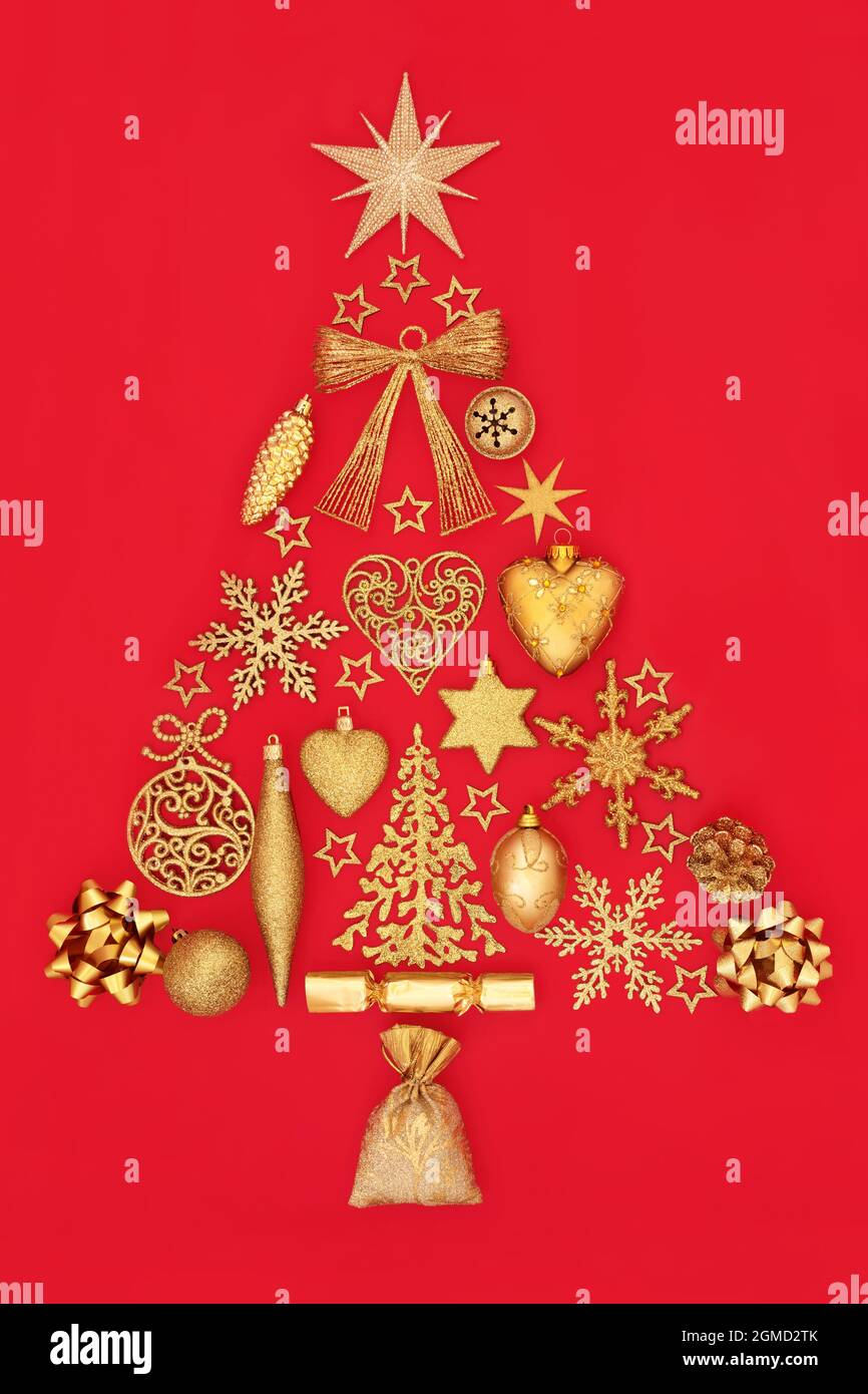Weihnachtsbaum-Form-Konzept mit goldenen Glitzer-Kugel-Dekorationen auf rotem Hintergrund. Abstrakte Weihnachtskomposition für die festliche Jahreszeit. Draufsicht. Stockfoto