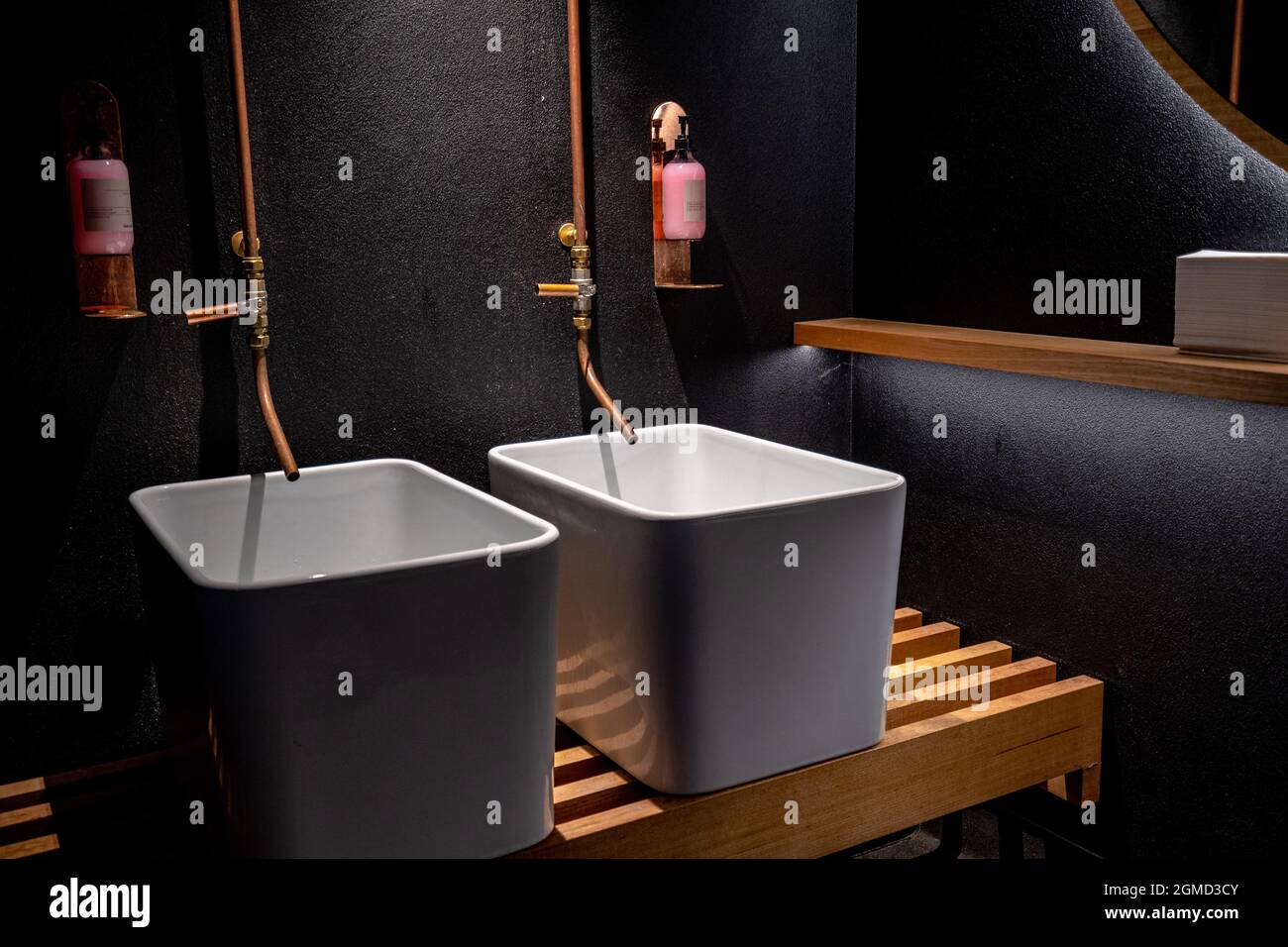 Große, moderne Waschbecken mit alten Kupferhähnen Stockfoto