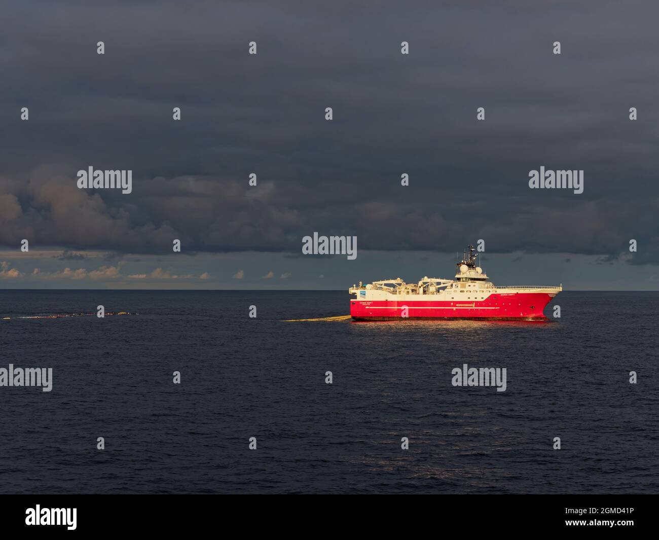 Das Schiff der seismischen Quelle Sanco Swift, das Explorationsarbeiten in der norwegischen Nordsee unterbringt und seine Ausrüstung unter dunklen Wolken schleppt. Stockfoto
