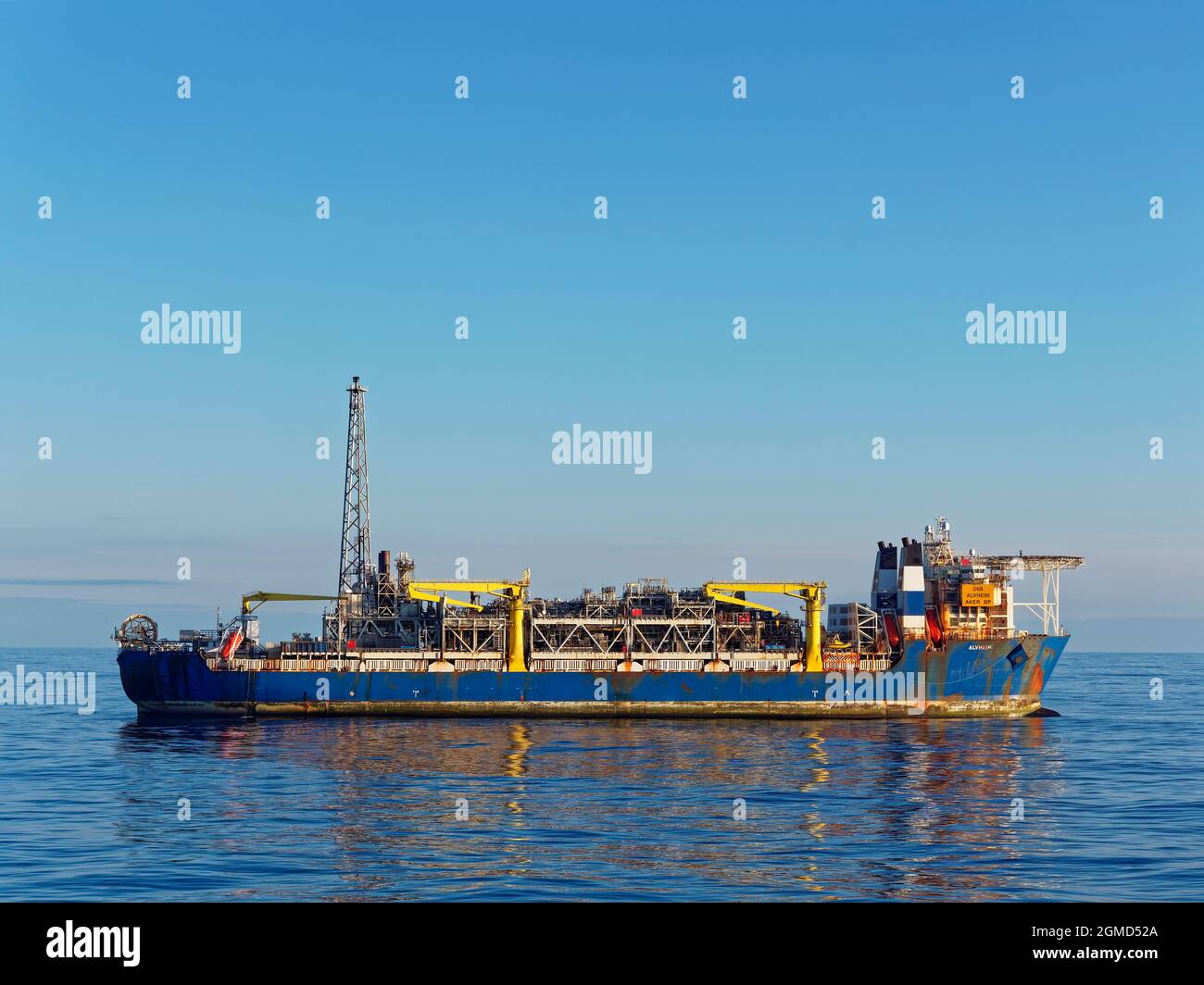 Die Starboard-Seite des FPSO von Alvheim, die sich in der norwegischen Nordsee befindet, wurde Anfang April unter glasigen Meeresbedingungen an seinen Turm angeschlossen. Stockfoto