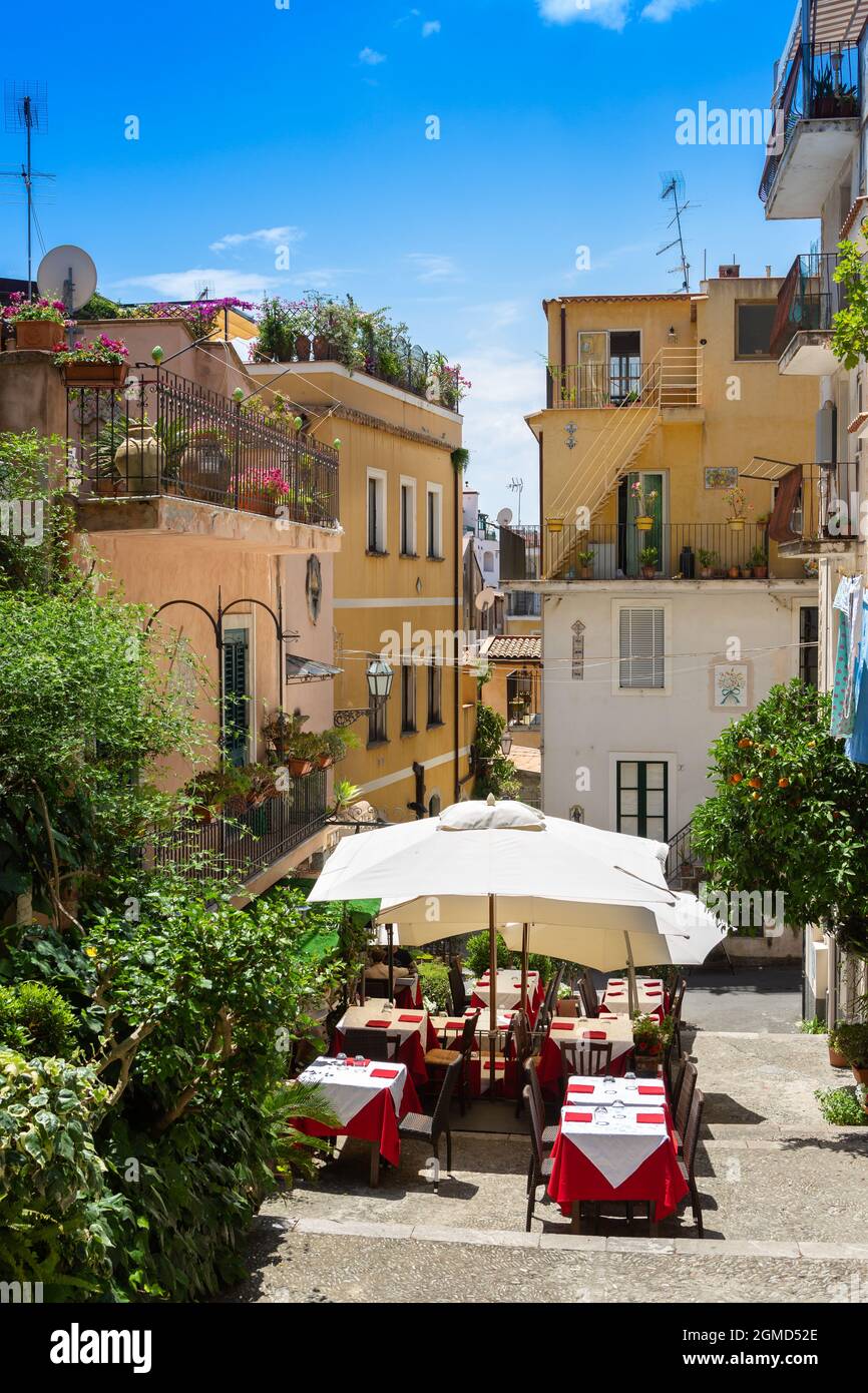 Straßenrestaurant in der historischen Altstadt von Taormina Stockfoto