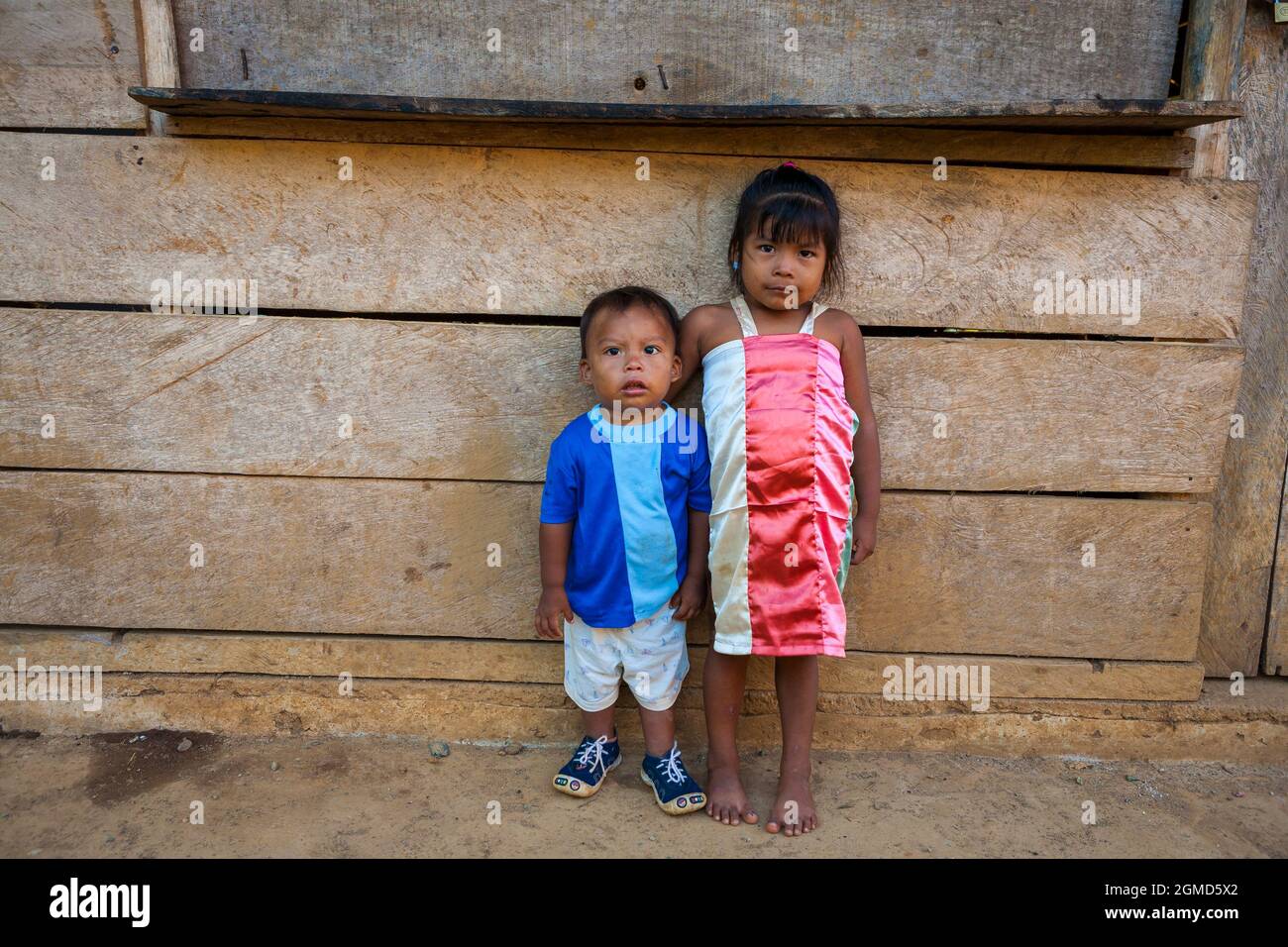 Kleines indisches Mädchen und junge von embera im Dorf La Bonga neben Rio Pequeni, Chagres Nationalpark, Republik Panama, Mittelamerika. Stockfoto
