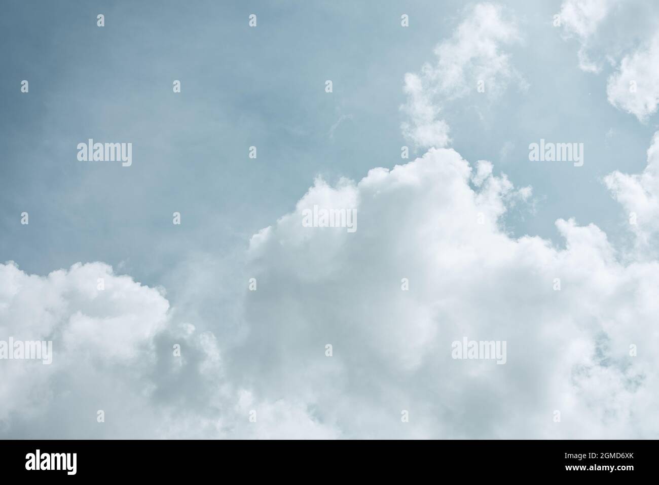 Schöne leichte Sturmwolken. Foto des Himmels. Stockfoto