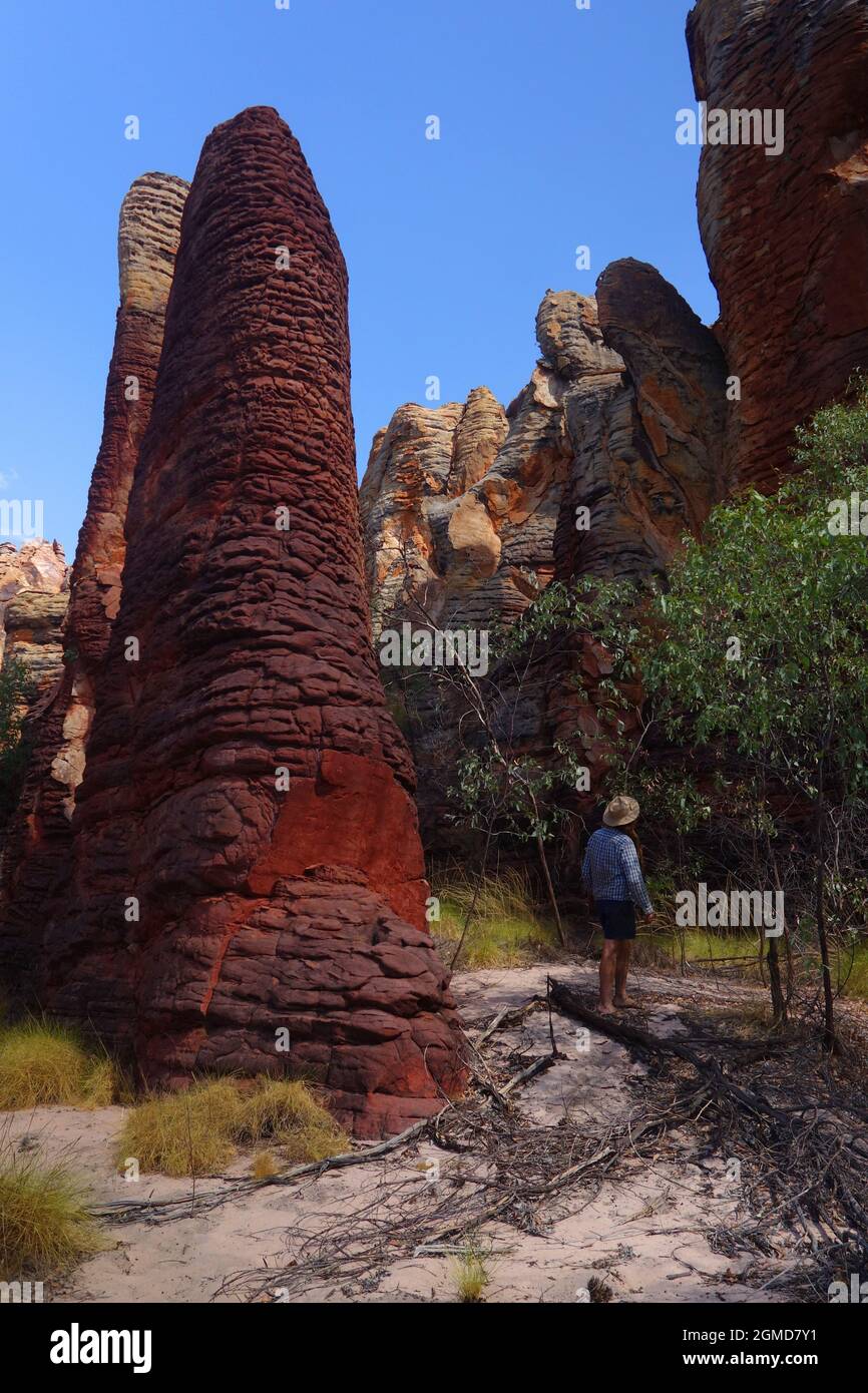 Wanderer kommen an Felsformationen vorbei, Western Lost City, Limmen National Park, Northern Territory, Australien Stockfoto