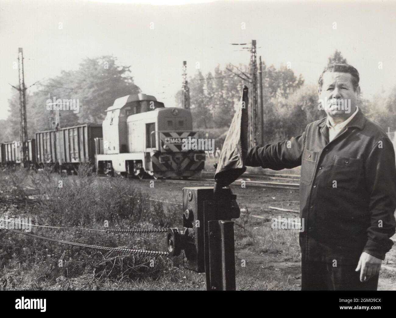 Original Retro-Foto aus den 1970er Jahren. Eine M43 Lokomotive ( Spitzname M43 Little Dacia) schoss. Dieser Zug war sehr kraftvoll, weit verbreitet in Osteuropa. Hergestellt in Rumänien. Foto wurde in Ungarn gedreht. Stockfoto