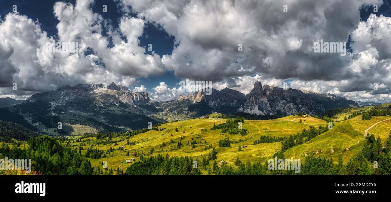 Landschaft des Alta Badia Tals vom Hochland Pralongià aus gesehen mit Wolken am Himmel Stockfoto