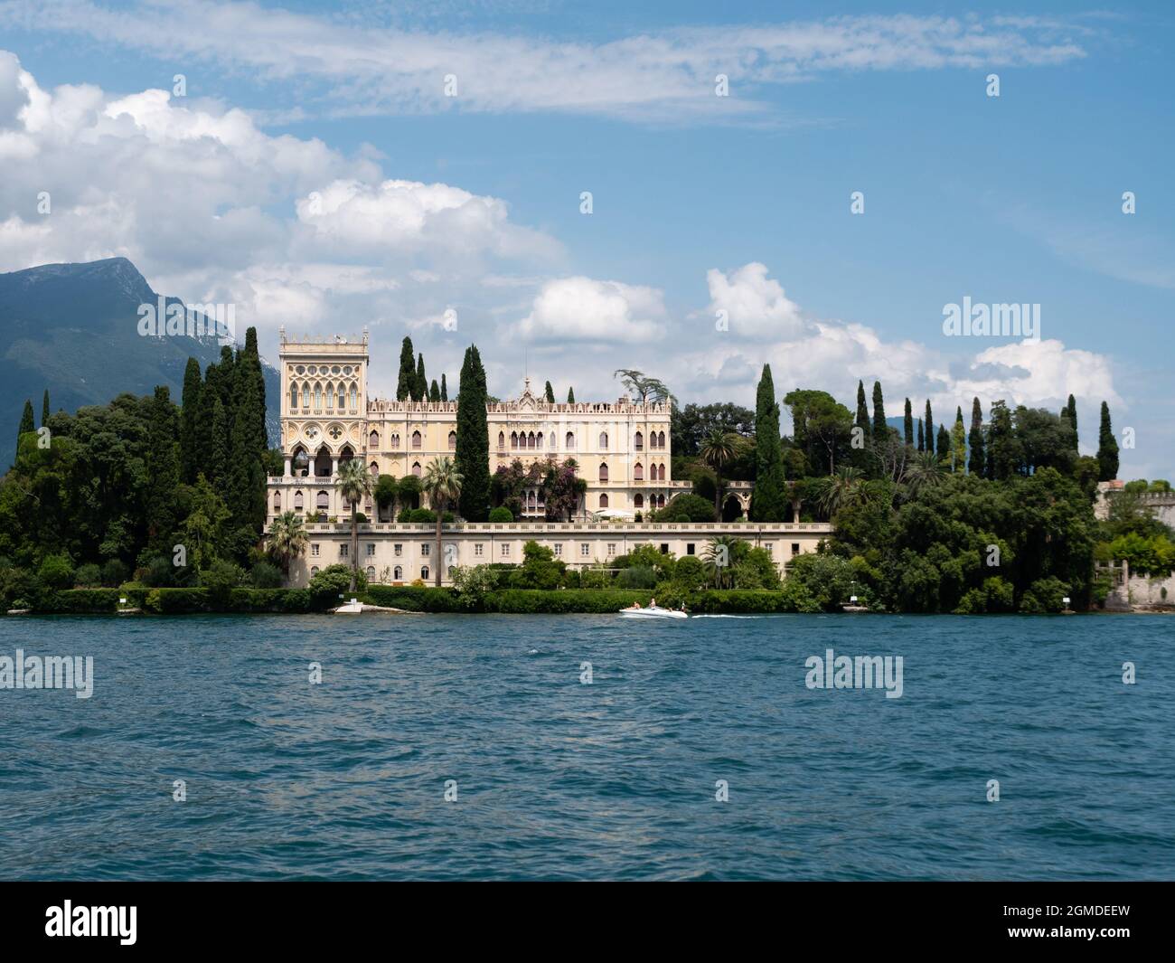 Villa Borghese auf der Insel Isola del Garda, ein Palast im venezianischen neugotischen Stil Stockfoto