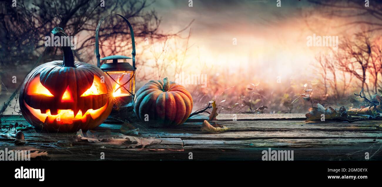 Halloween Kürbis Auf Dem Tisch In Gruseliger Landschaft Stockfoto
