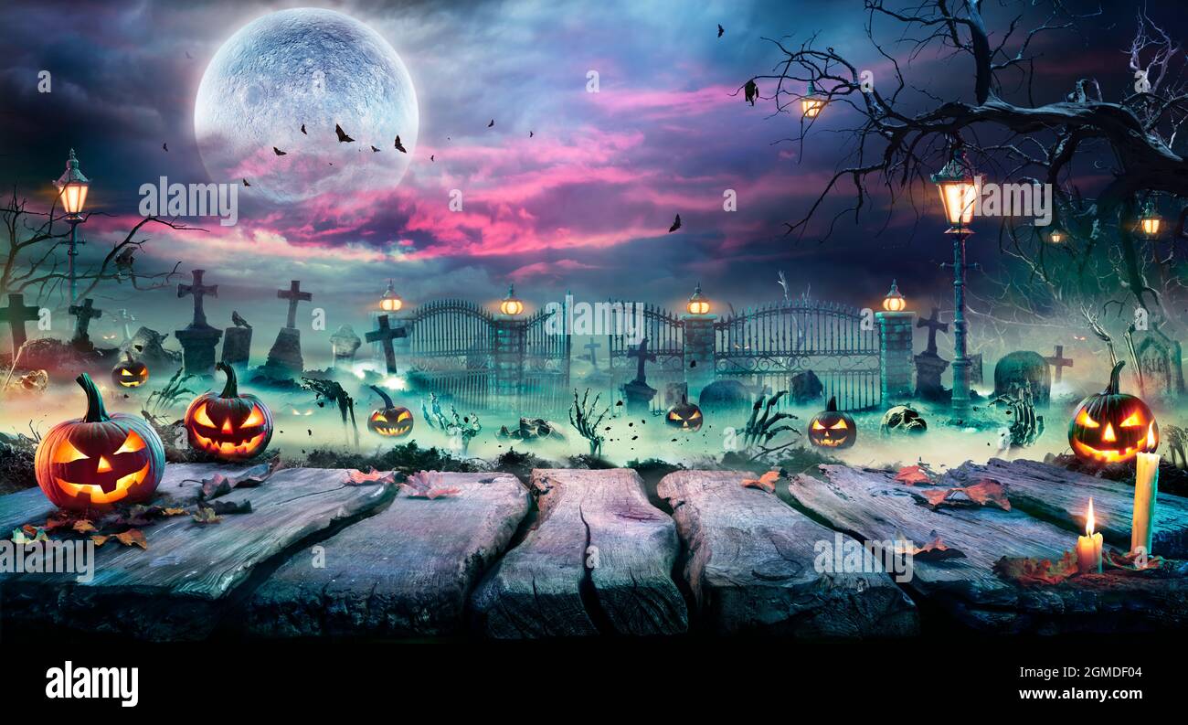 Halloween Landscape - Tisch Und Friedhof In Gruseliger Nacht Stockfoto
