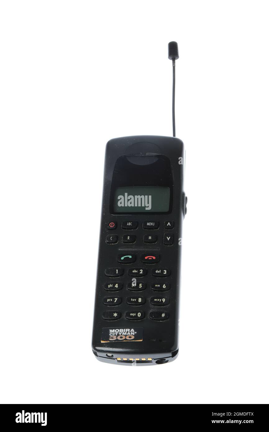 Stockholm, Schweden - 9. September 2021: Ein schwarzes Vintage-Mobiltelefon aus der frühen 1990er-Jahre Mobira Cityman 300 NMT 900 auf weißem Hintergrund isoliert. Stockfoto