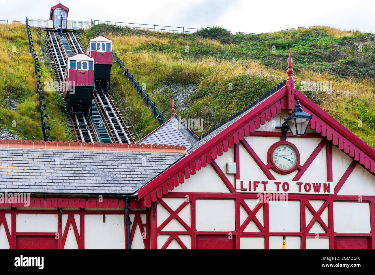 Die Seilbahn auf die Klippen führt von der oberen Promenade hinunter zum viktorianischen Pier, Saltburn by the Sea, North Yorkshire, England, Großbritannien Stockfoto