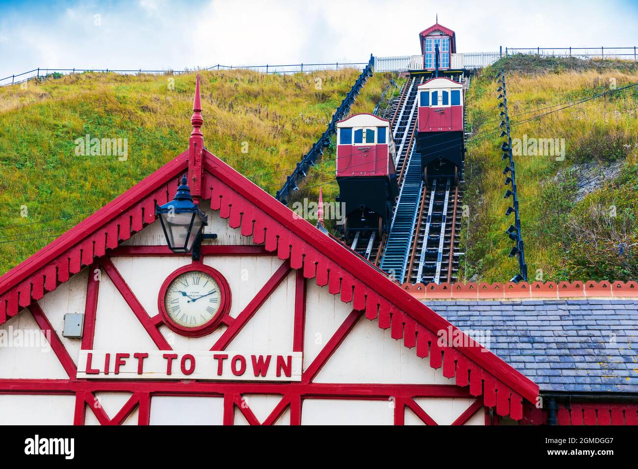 Die Seilbahn auf die Klippen führt von der oberen Promenade hinunter zum viktorianischen Pier, Saltburn by the Sea, North Yorkshire, England, Großbritannien Stockfoto