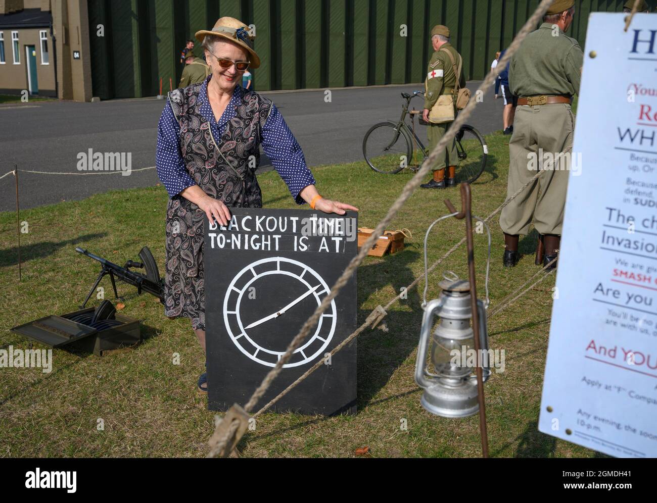 IWM Duxford, Cambridgeshire, Großbritannien. 18. September 2021. Große Menschenmengen kommen in strahlender Sonne zur Battle of Britain Air Show, die am 18-19. September im IWM Duxford stattfindet, dem ehemaligen RAF-Standort, der während des Zweiten Weltkriegs eine zentrale Rolle als Basis für viele der Spitfire- und Orkandiloten spielte. Die uniformierten Re-enactors der Heimatgarde des Zweiten Weltkriegs nehmen an der Veranstaltung Teil. Quelle: Malcolm Park/Alamy Live News Stockfoto