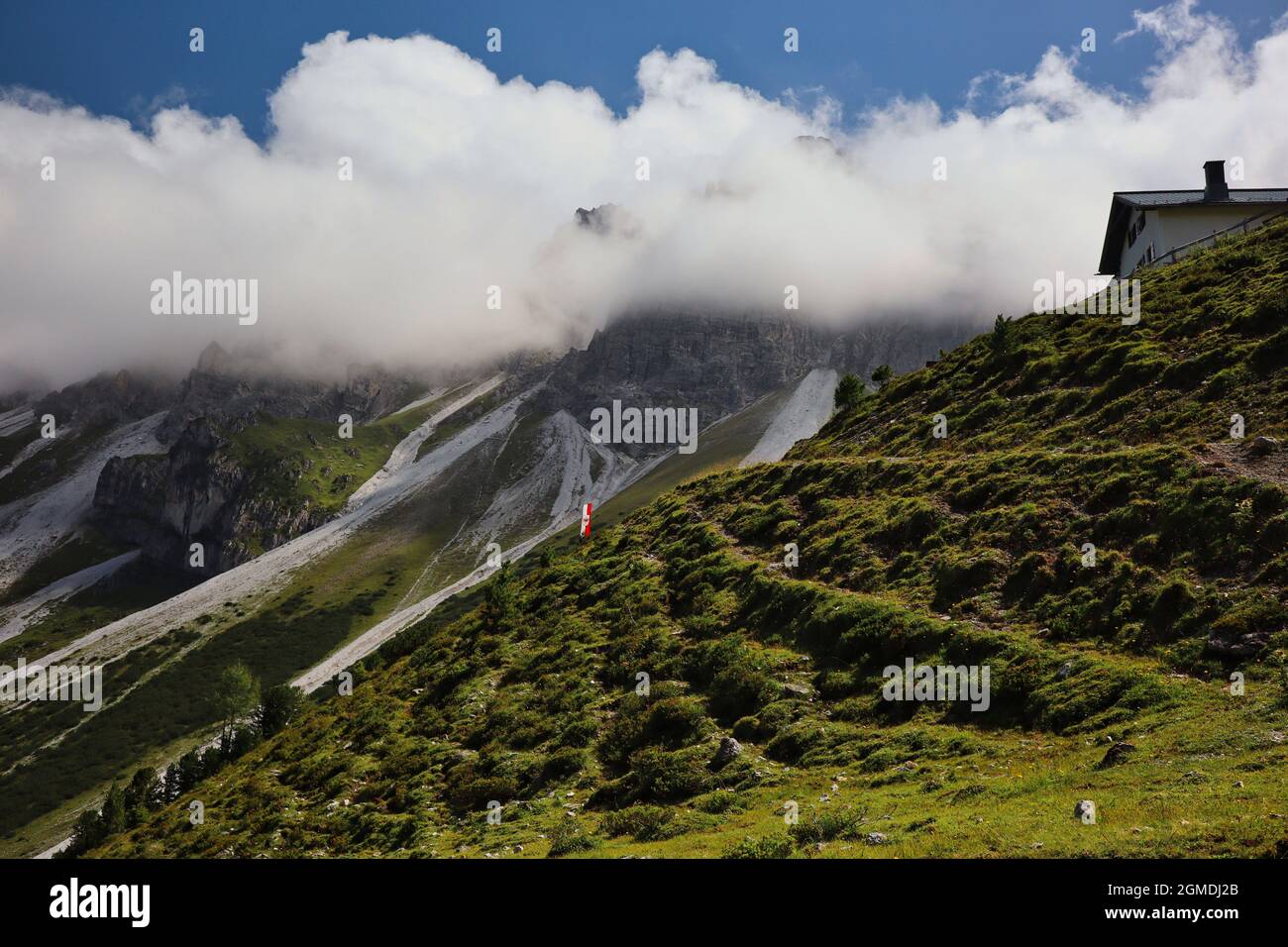 Die Adolf-Pichler-Hütte mit Berg in Wolken in Nordtirol. Wunderschöner Ausblick auf Kalkkögel in den Stubaier Alpen während des Sommertages. Stockfoto