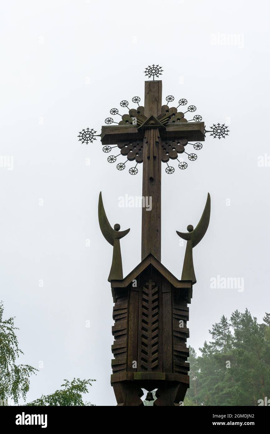Merkine, Litauen - 31. August 2021: Kunstvolles heiliges Kreuz in den New Age Faith Gärten der Merkine Pyramide Stockfoto