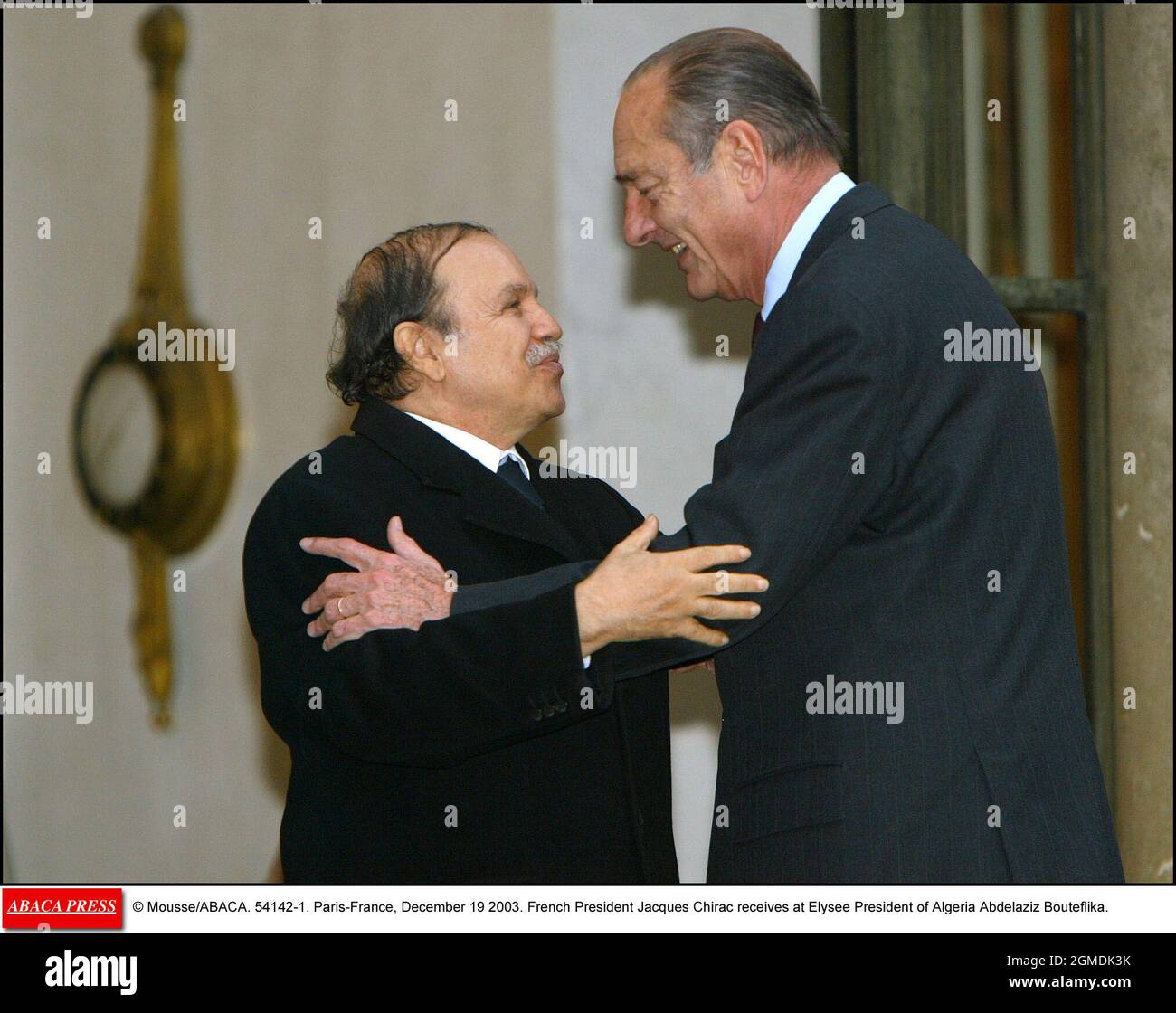 © Mousse/ABACA. 54142-1. Paris-Frankreich, Dezember 19 2003. Der französische Präsident Jacques Chirac empfängt in Elysee den algerischen Präsidenten Abdelaziz Bouteflika. Stockfoto