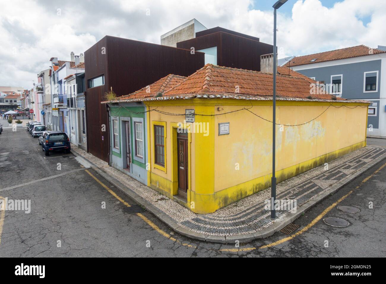 Aveiro, Portugal, zwei bunte Vintage-Häuser neben einem modernen Gebäude, Europa Stockfoto