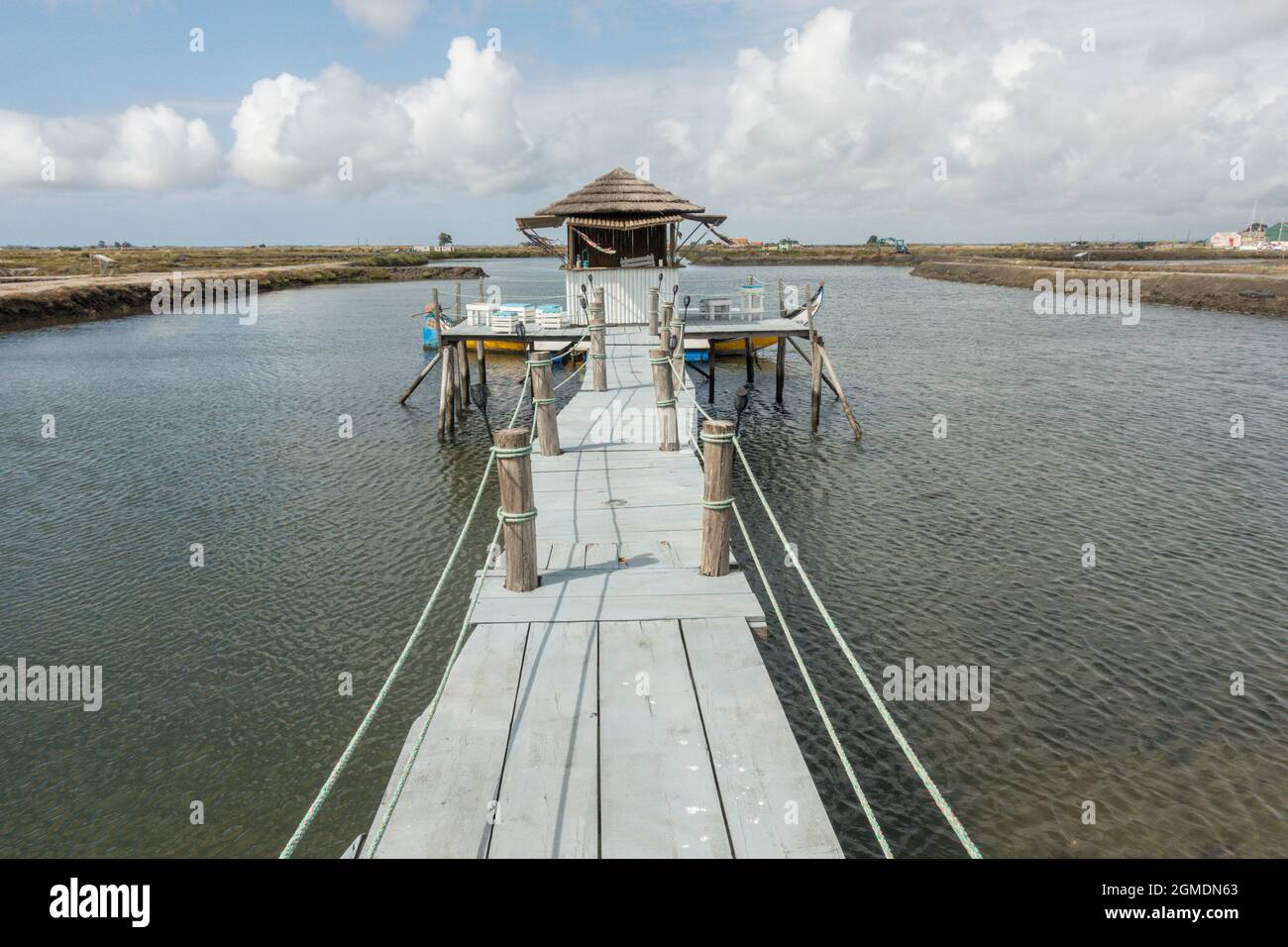 Kleine Bar auf Stelzen in den Salzpfannen von Aveiro, Portugal. Stockfoto