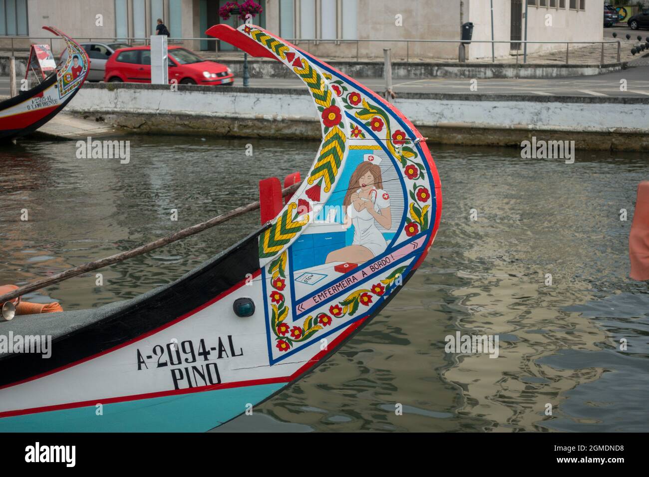 Detail von Kanalbooten, farbenprächtiges Heck einer Gondel, Boote Moliceiro, Aveiro, Portugal. Stockfoto