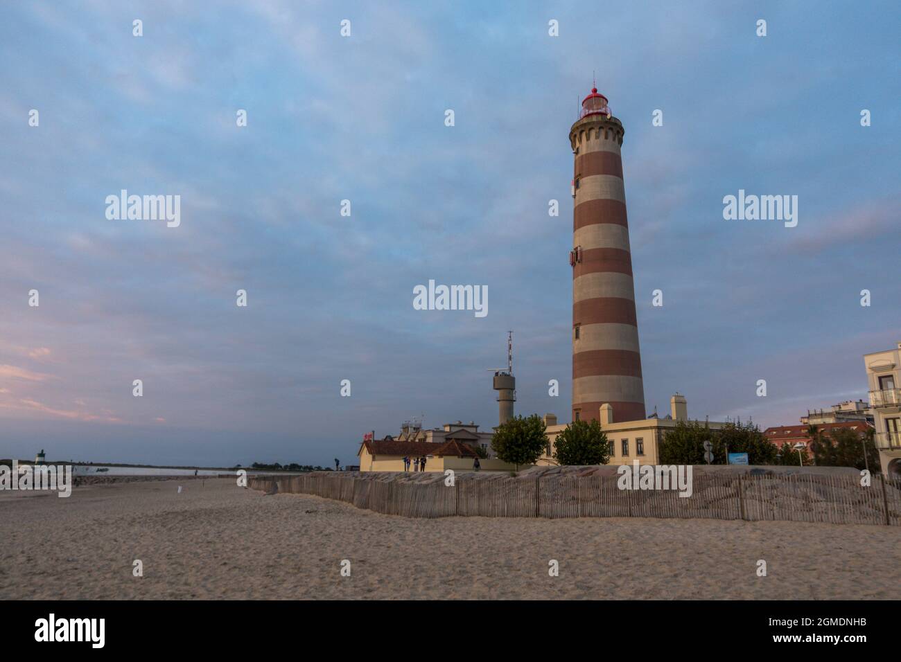 Der Leuchtturm von Costa Nova, Aveiro, Portugal. Stockfoto