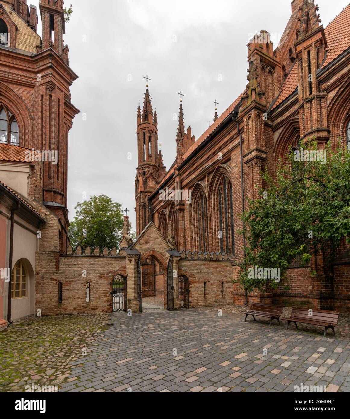 Vilnius, Litauen - 30. August 2021: Blick auf die St.-Anna-Kirche in Vilnius Stockfoto