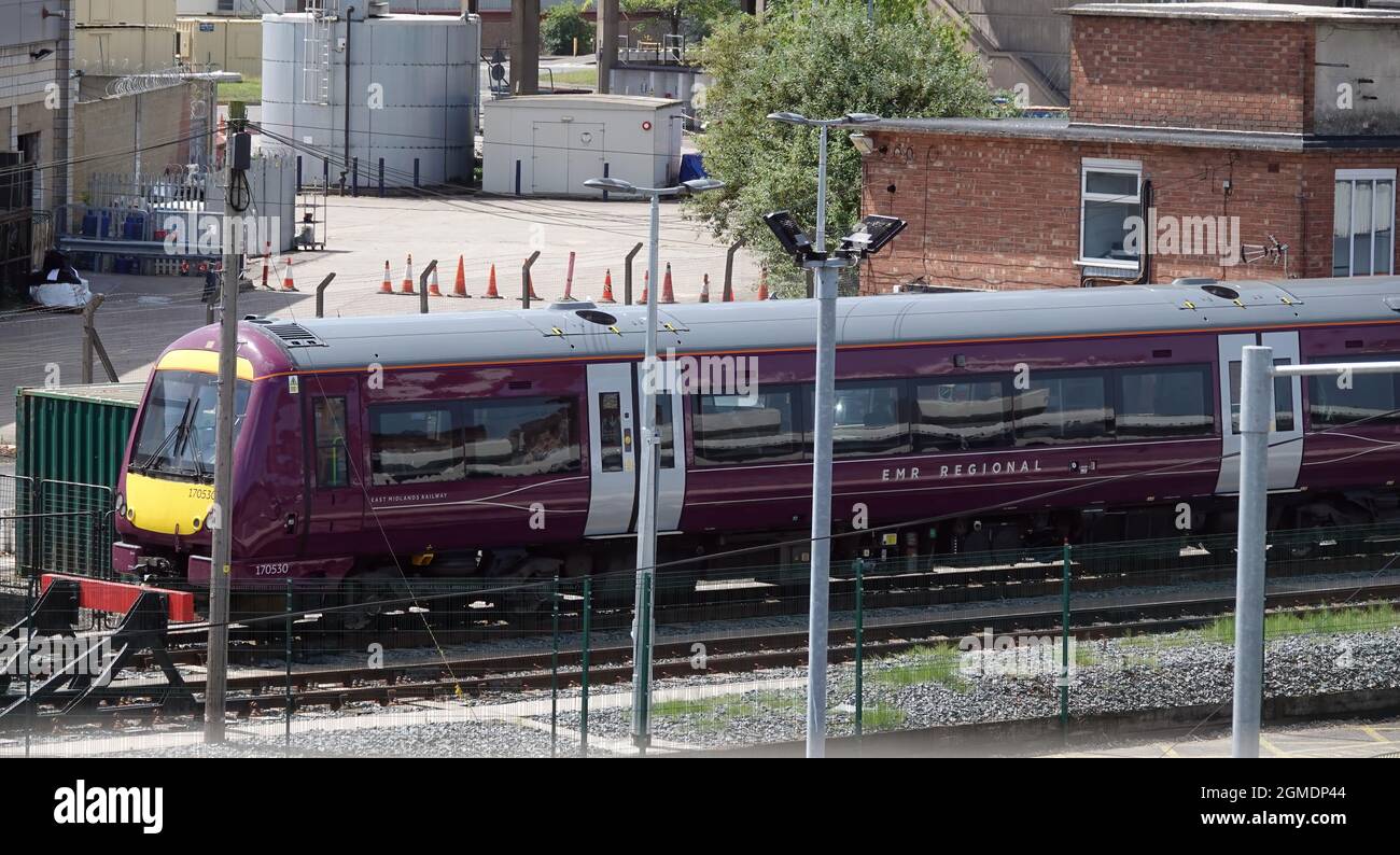 NOTTINGHAM, VEREINIGTES KÖNIGREICH - 16. Jul 2021: Ein Regionalzug der East Midlands Railway in Nottingham, Vereinigtes Königreich Stockfoto