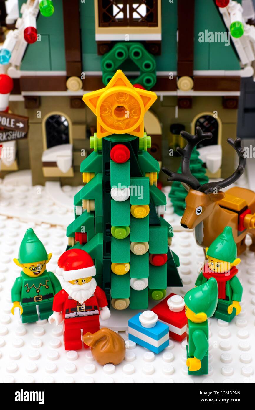 Tambow, Russische Föderation - 08. Januar 2021 Lego Elfen, Rentier und Weihnachtsmann mit Tasche in der Nähe des Weihnachtsbaums gegenüber dem Elf Club House Stockfoto