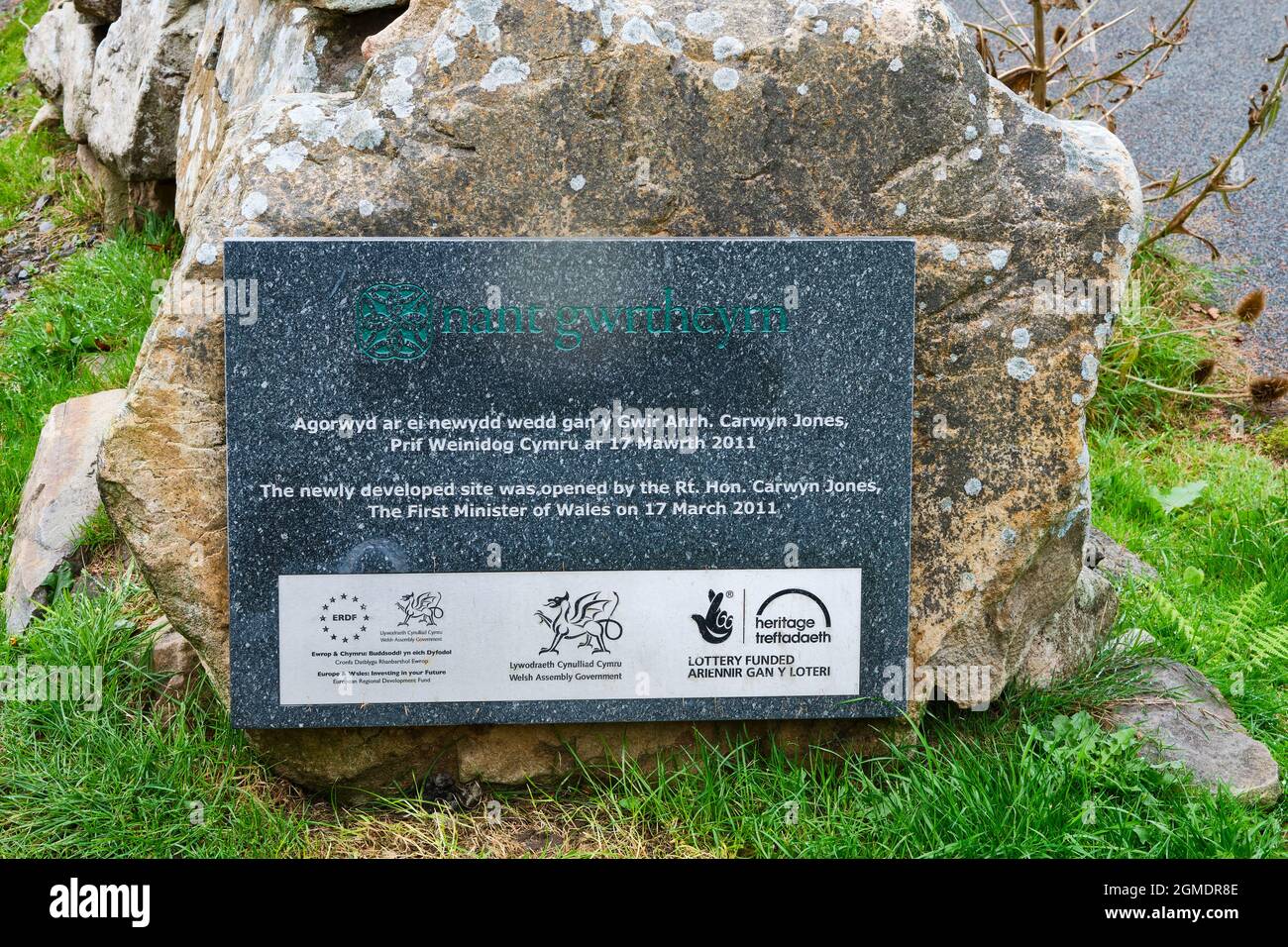 Ein Schild, das der Eröffnung des Nant Gwrtheyrn Welsh Language and Heritage Centre auf der Lleyn Peninsula durch die erste Ministerin von Wales, Carwyn Jone, gewidmet ist Stockfoto