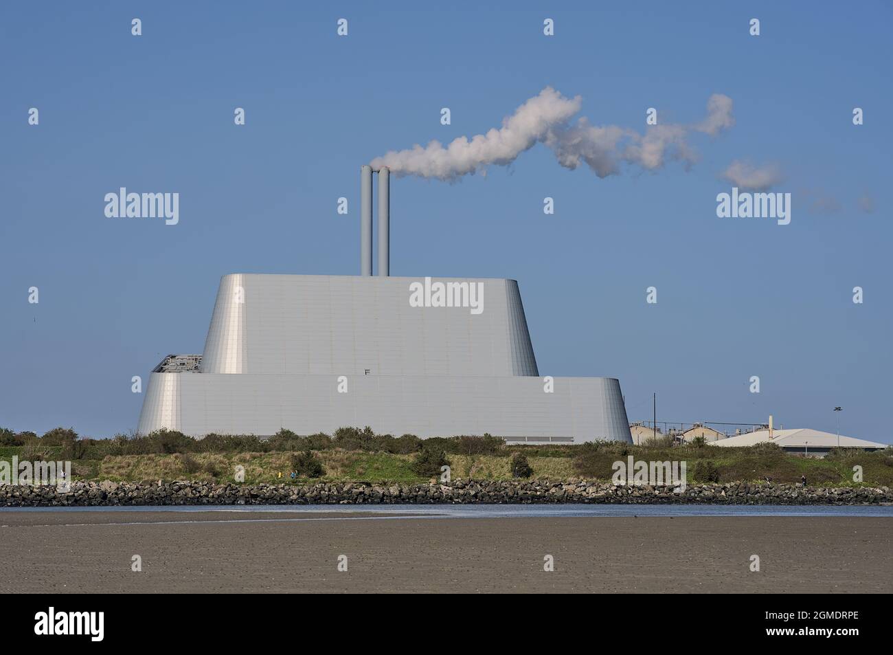 Schöne Nahaufnahme Helle Sicht auf das Werk Covanta (Dublin Waste to Energy) vor dem klaren blauen Himmel vom Sandymount Beach, Dublin, Irland. Poolbeg Stockfoto