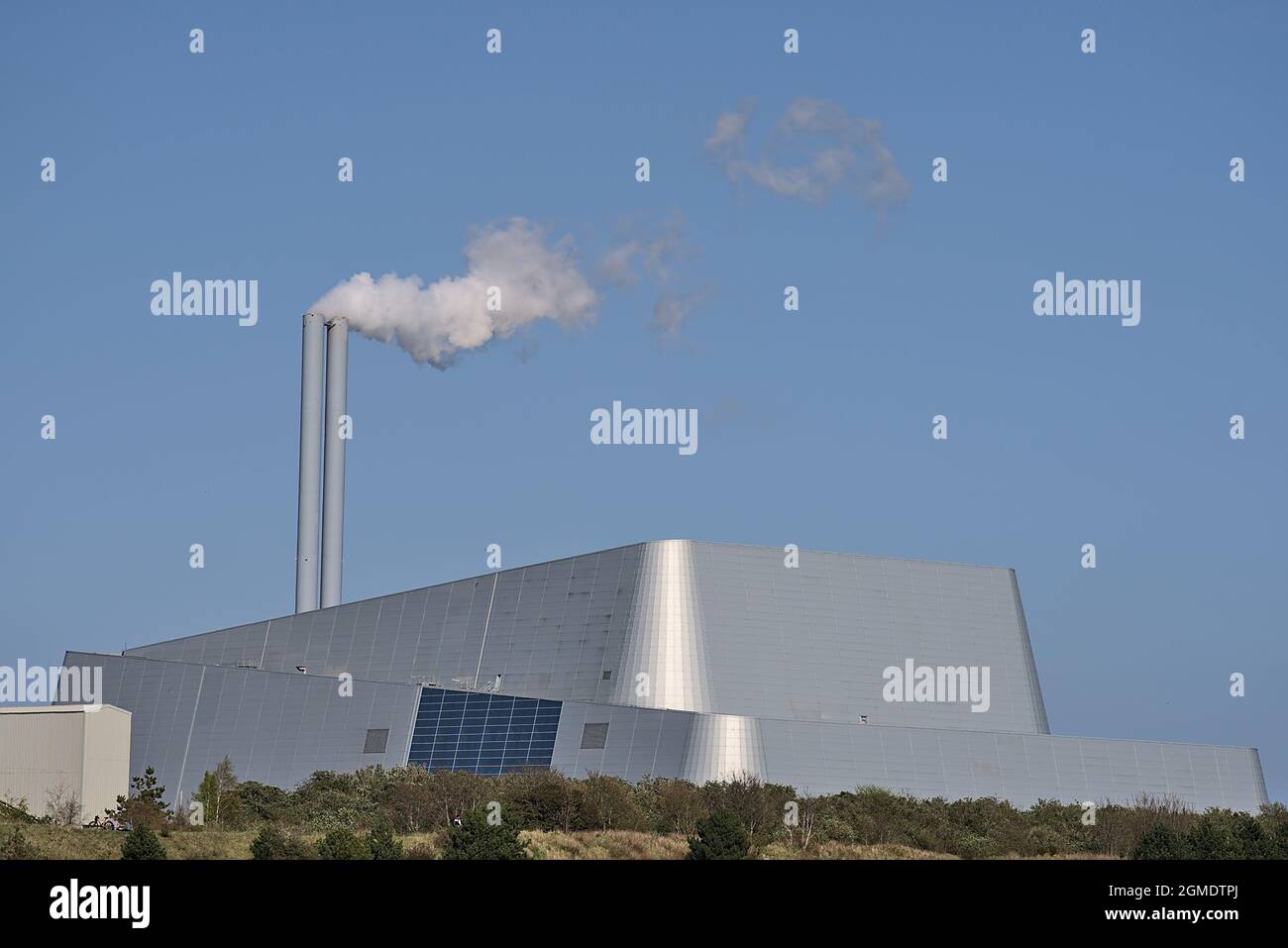 Schöne Nahaufnahme Helle Sicht auf das Werk Covanta (Dublin Waste to Energy) vor dem klaren blauen Himmel vom Sandymount Beach, Dublin, Irland. Poolbeg Stockfoto