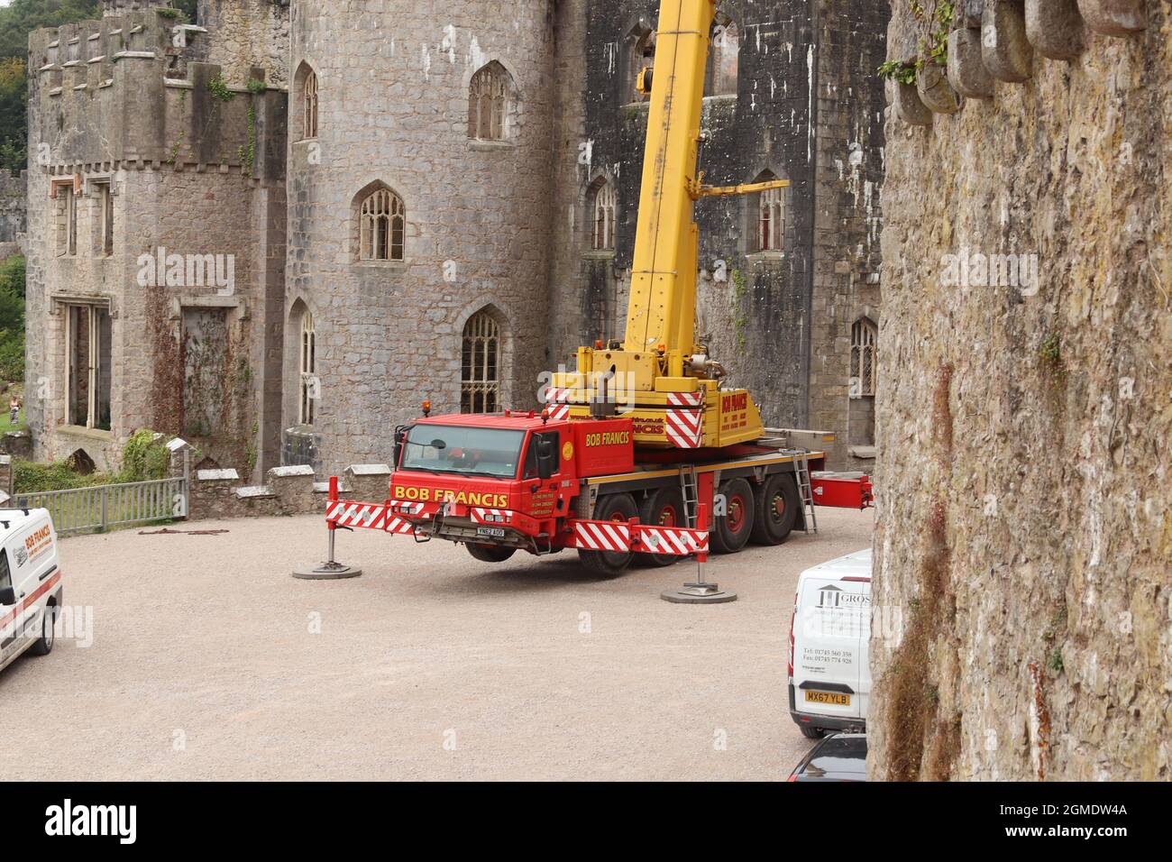 Gwrych Castle Abergele Wales. Das Schloss wird zum zweiten Mal in einen mittelalterlichen Campingplatz verwandelt, für die Dreharbeiten zu I'm a Celebrity 2021 Stockfoto