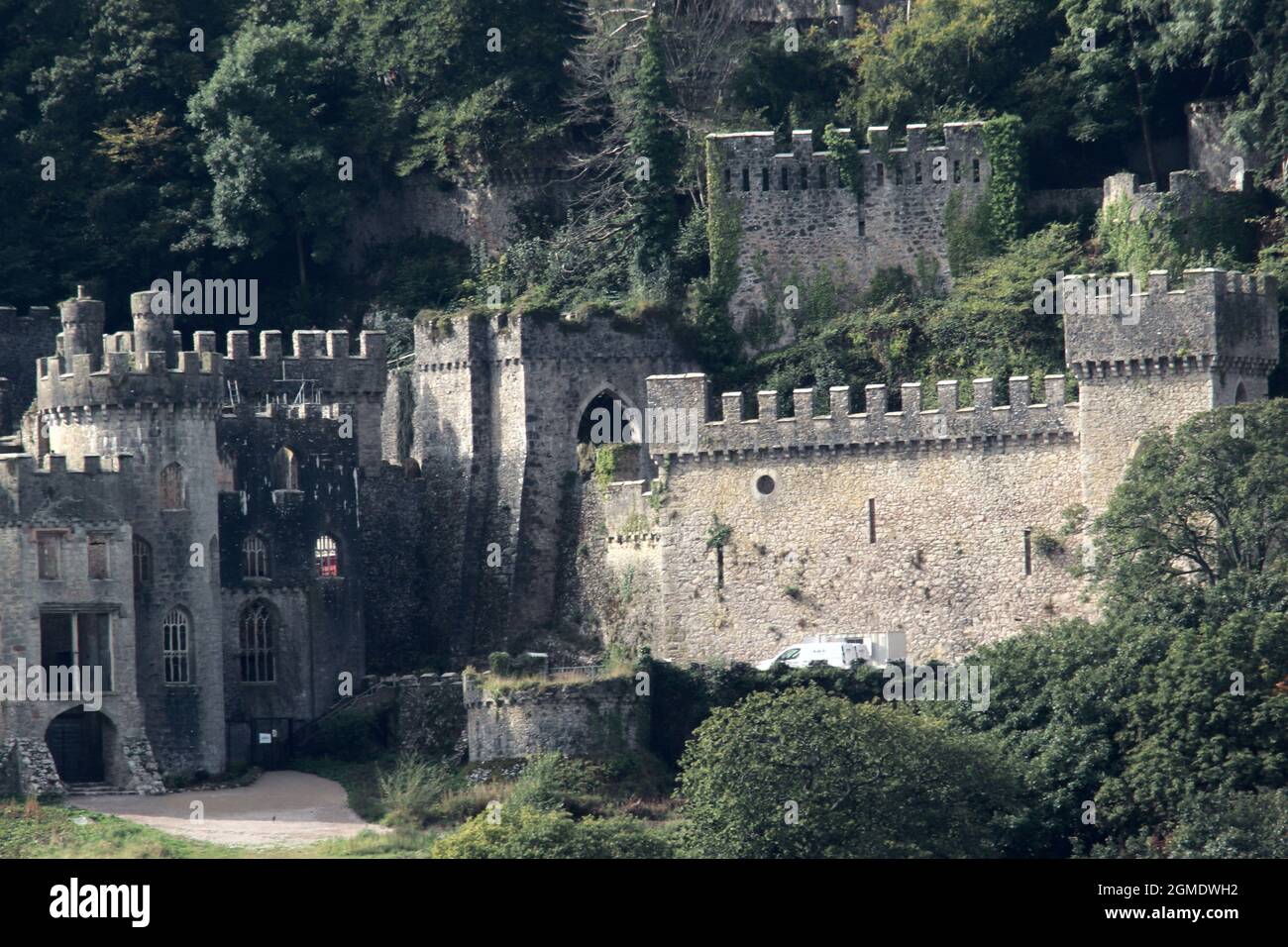 Gwrych Castle Abergele Wales. Das Schloss wird zum zweiten Mal in einen mittelalterlichen Campingplatz verwandelt, für die Dreharbeiten zu I'm a Celebrity 2021 Stockfoto