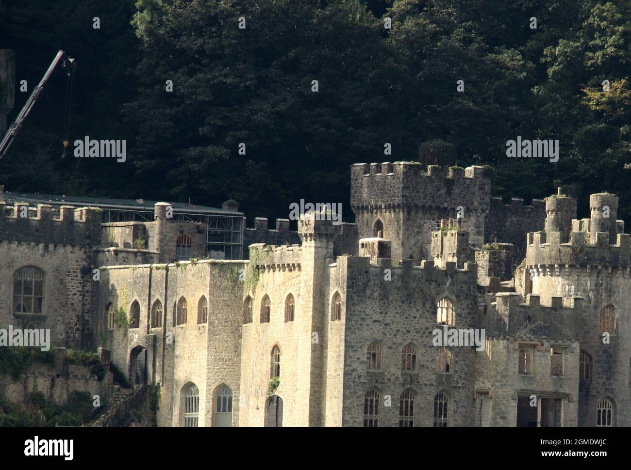 Gwrych Castle Abergele Wales. Das Schloss wird zum zweiten Mal in einen mittelalterlichen Campingplatz verwandelt, für die Dreharbeiten zu I'm a Celebrity 2021 Stockfoto