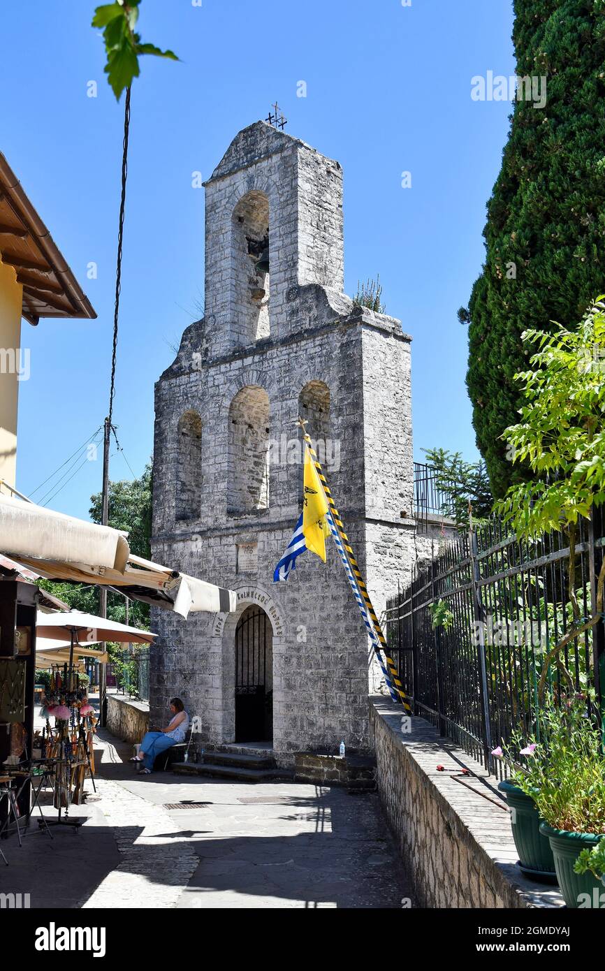 Ioannina, Griechenland - 27. Juni 2021: Nicht identifizierte Personen und Turm der mittelalterlichen Kirche von Theotokou auf der Insel im Pamvotida See alias Ioannina See Stockfoto