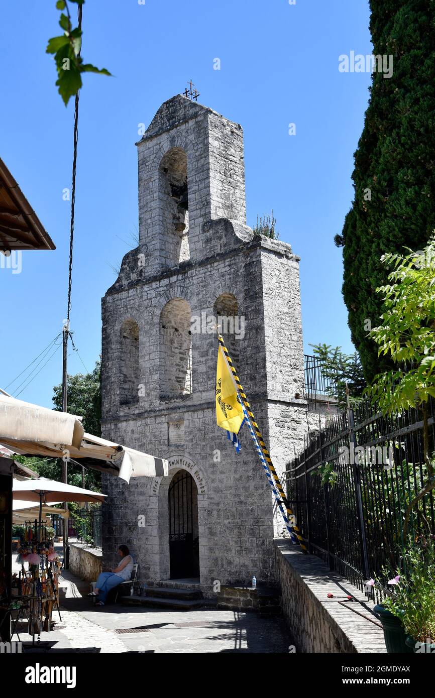 Ioannina, Griechenland - 27. Juni 2021: Nicht identifizierte Frau vor dem Turm der mittelalterlichen Kirche von Theotokou auf der Insel im Pamvotida See alias Ioan Stockfoto