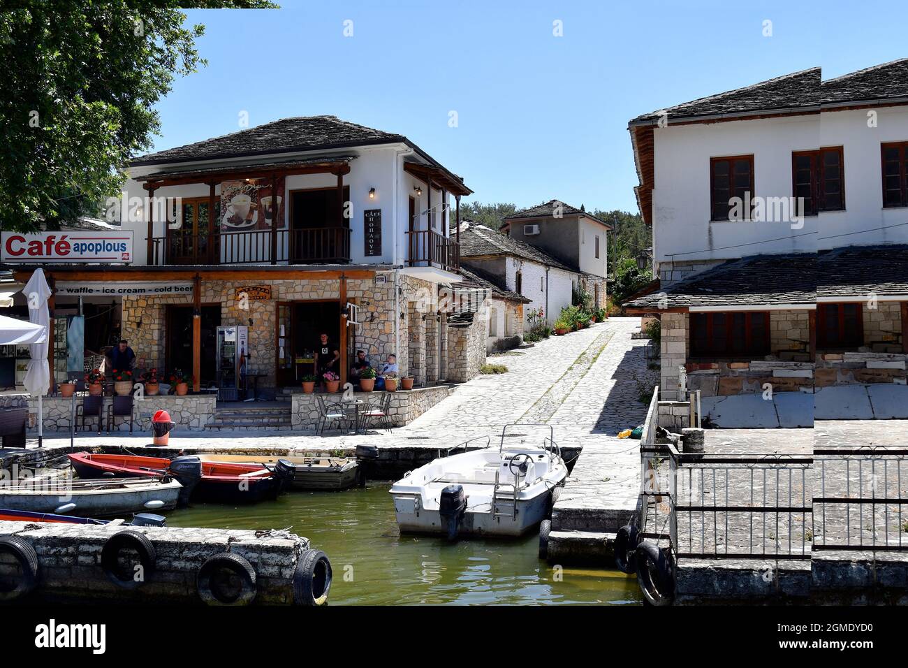 Ioannina, Griechenland - 27. Juni 2021: Nicht identifizierte Menschen auf dem Steg mit Café-Restaurant auf der winzigen Insel im Pamvodita-See Stockfoto