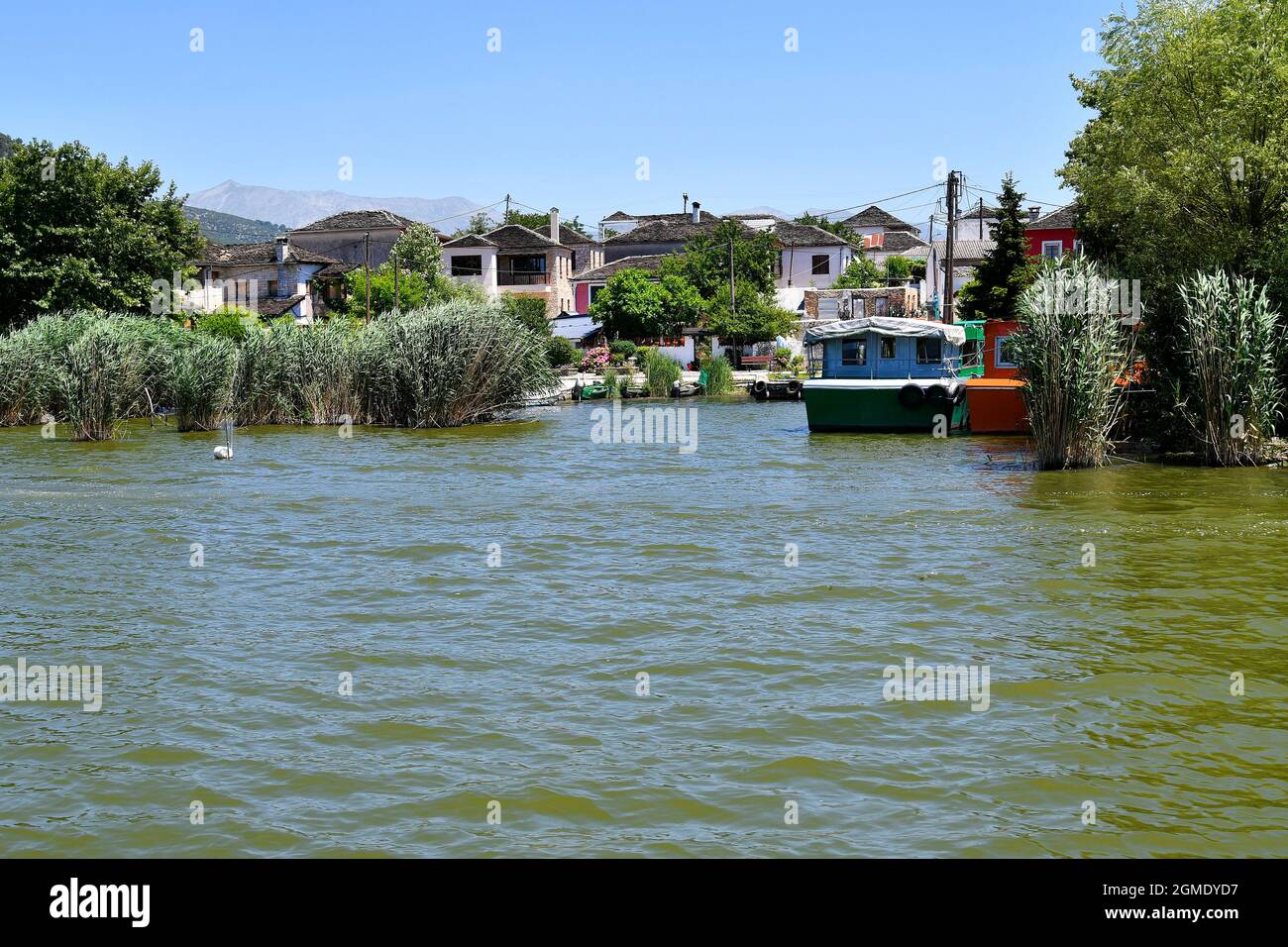 Griechenland, Häuser mit Dächern, die traditionell mit Steinschindeln bedeckt sind, und Häuser für Boote auf dem kleinen Dorf am Pamvotida-See, Ioannina Stockfoto