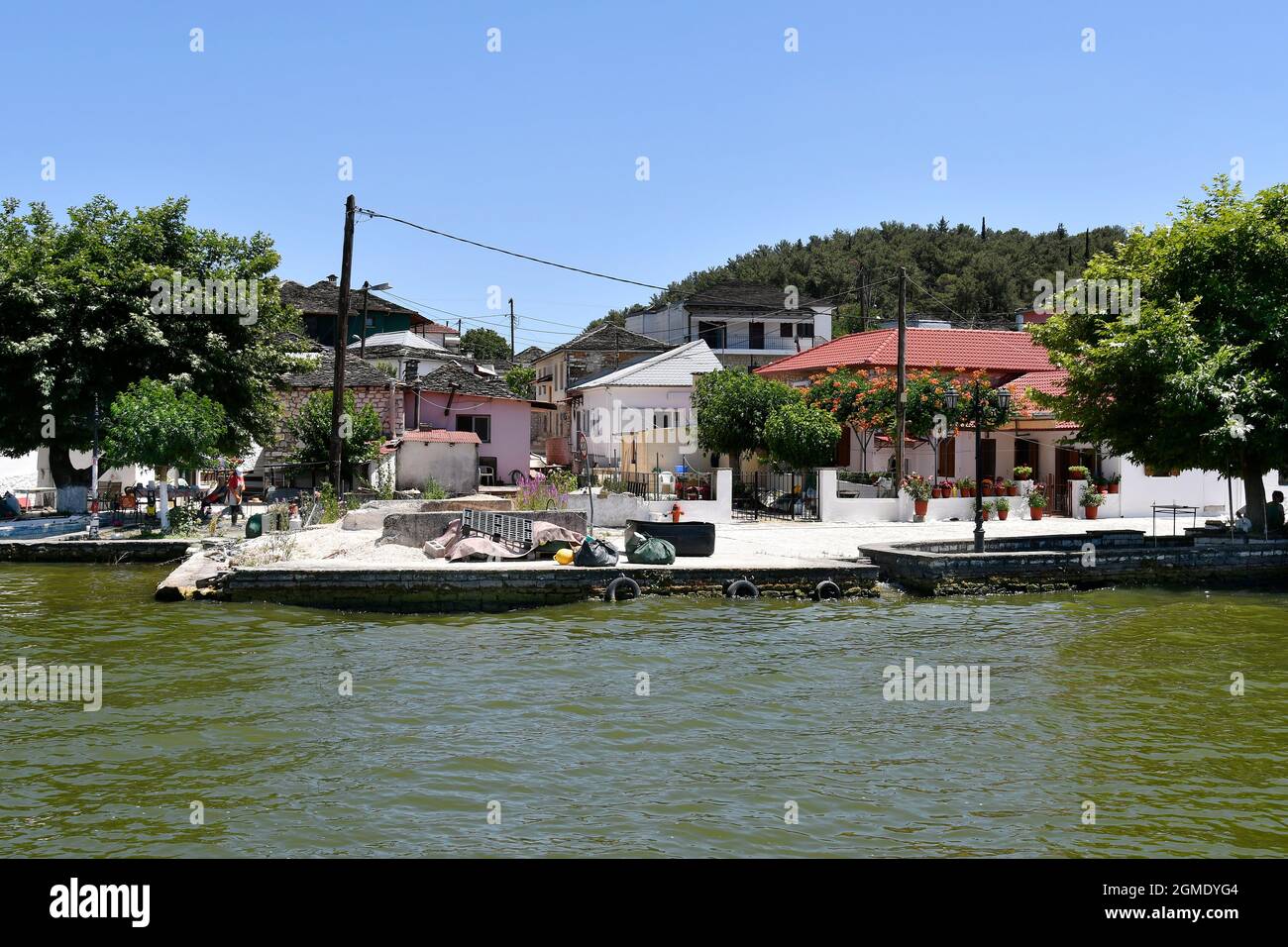 Ioannina, Griechenland - 27. Juni 2021: Häuser auf der winzigen Insel im See Pamvotida alias Ioannina Lake Stockfoto