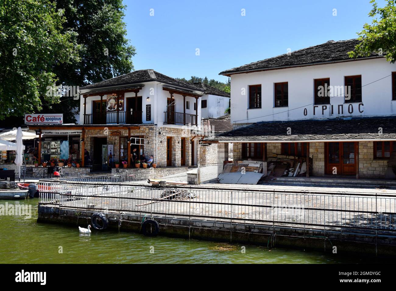 Ioannina, Griechenland - 27. Juni 2021: Nicht identifizierte Menschen und Restaurant auf der winzigen Insel im Pamvotita See alias Ioaninna See, bevorzugt Stockfoto