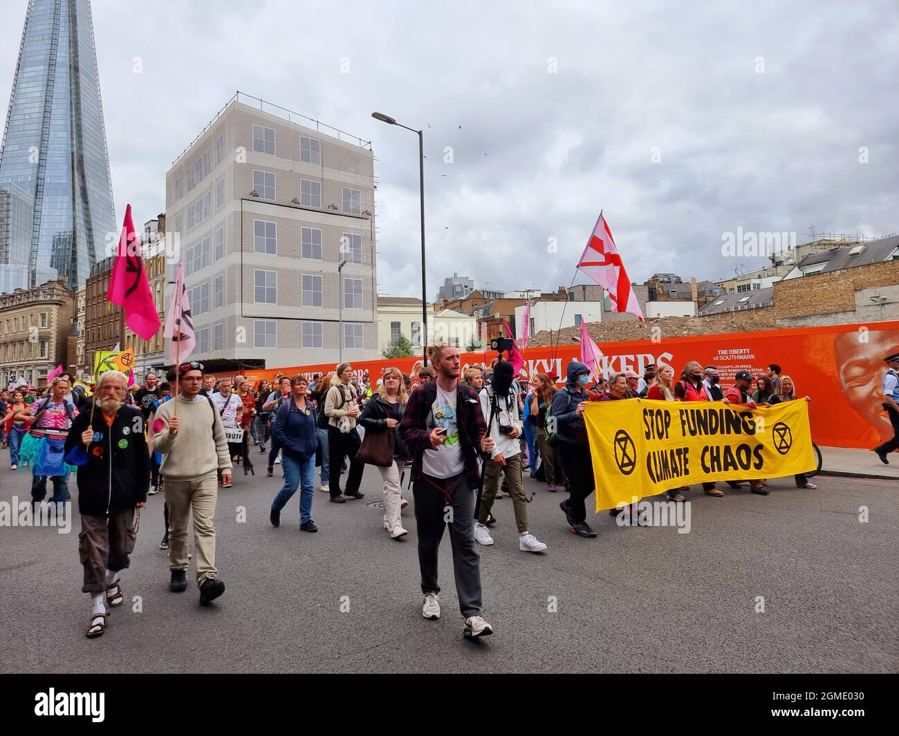 Die Demonstranten der Gruppe Extinction Rebellion marschieren am Borough Market im Zentrum von London vorbei und fordern, dass die Regierung dringende Maßnahmen zur Bekämpfung der Umweltzerstörung ergreift. Solche Proteste nehmen vor der COP 26-Konferenz der Staats- und Regierungschefs der Weltstaaten am 31. Oktober in Glasgow zu. London, Großbritannien. Stockfoto