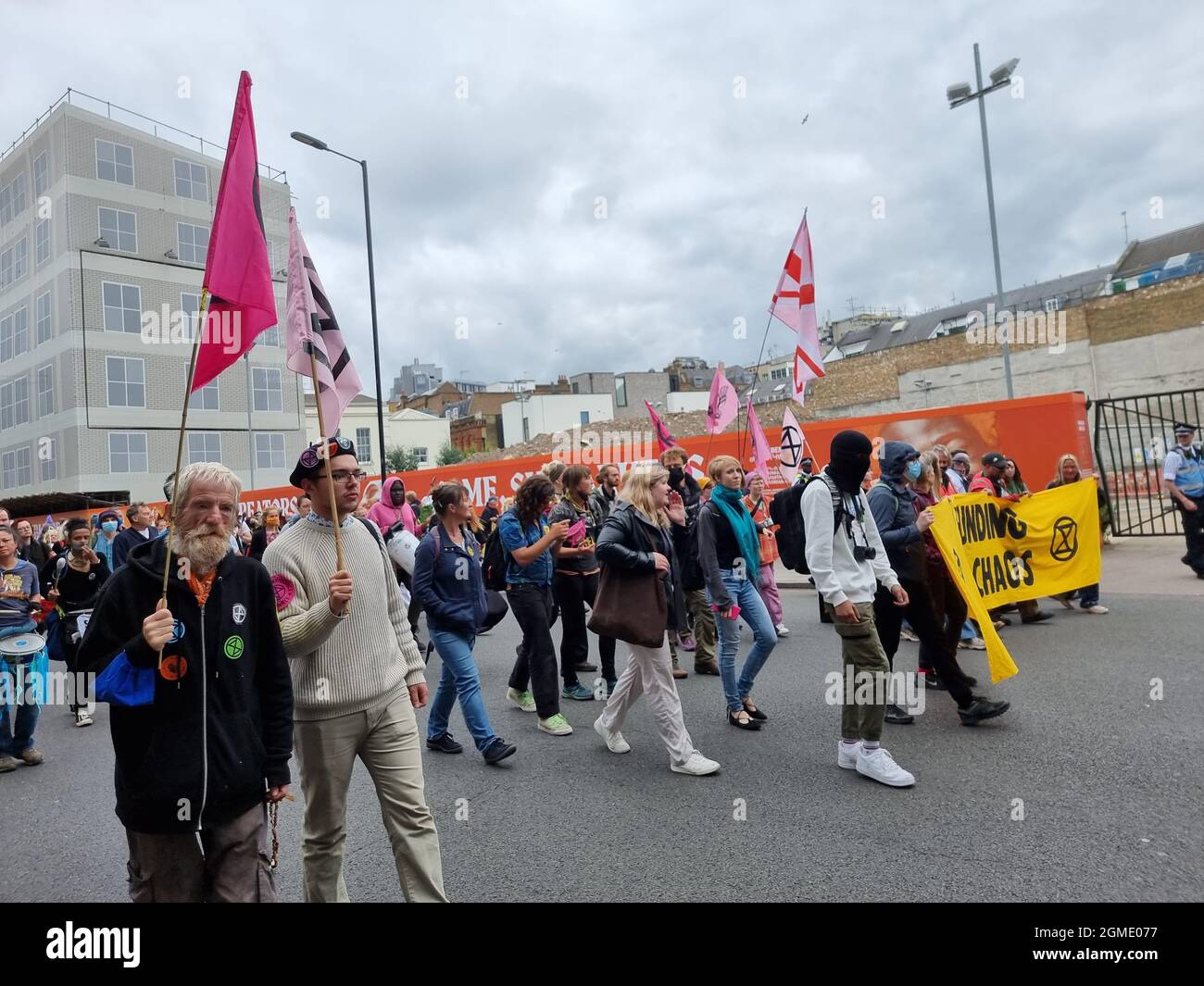 Die Demonstranten der Gruppe Extinction Rebellion marschieren am Borough Market im Zentrum von London vorbei und fordern, dass die Regierung dringende Maßnahmen zur Bekämpfung der Umweltzerstörung ergreift. Solche Proteste nehmen vor der COP 26-Konferenz der Staats- und Regierungschefs der Weltstaaten am 31. Oktober in Glasgow zu. London, Großbritannien. Stockfoto
